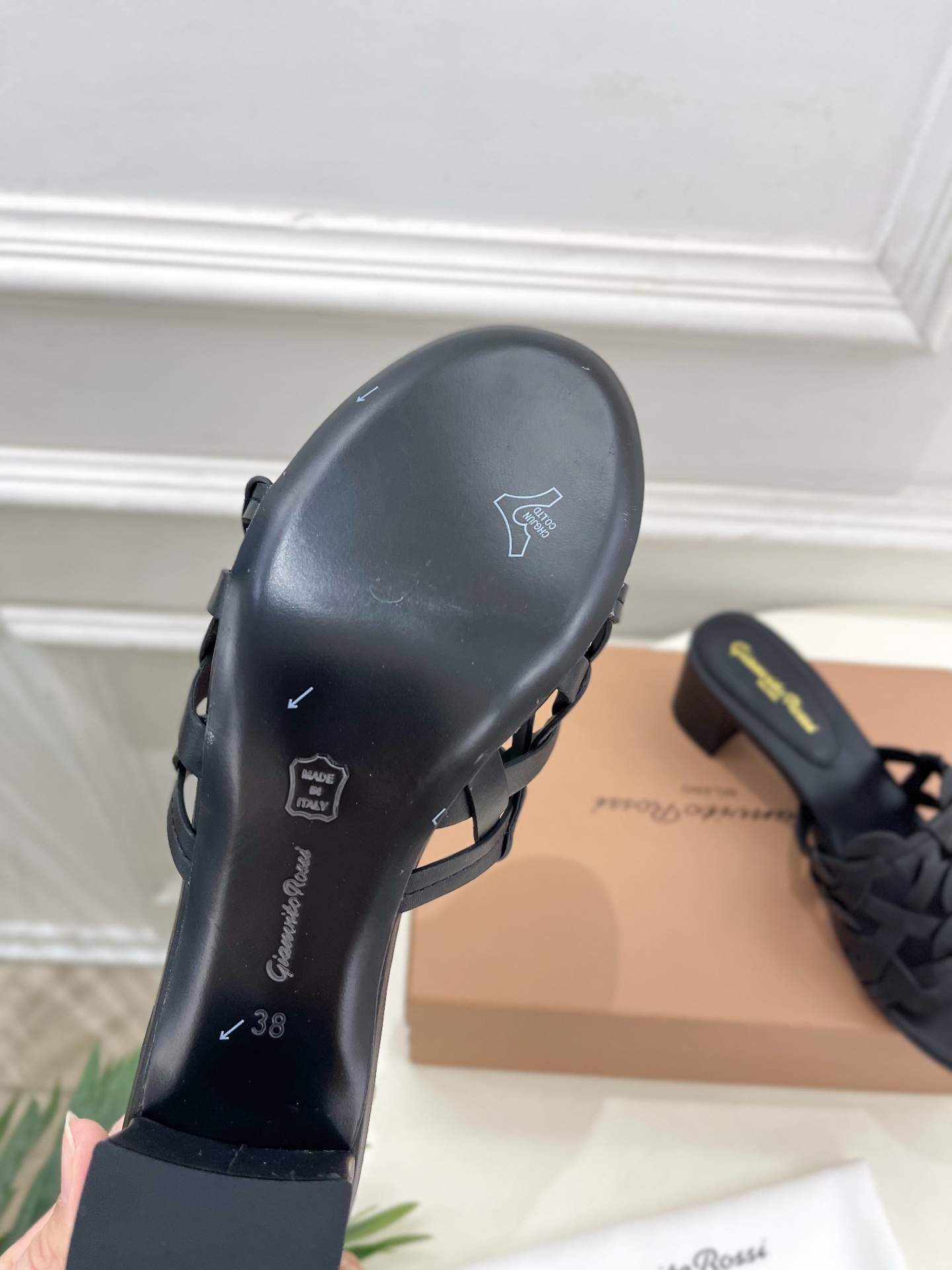 Gianvito Rossi｜吉安维托·罗西  25𝐬𝐬

2025春夏新品 GR法式编织镂空凉拖 火爆