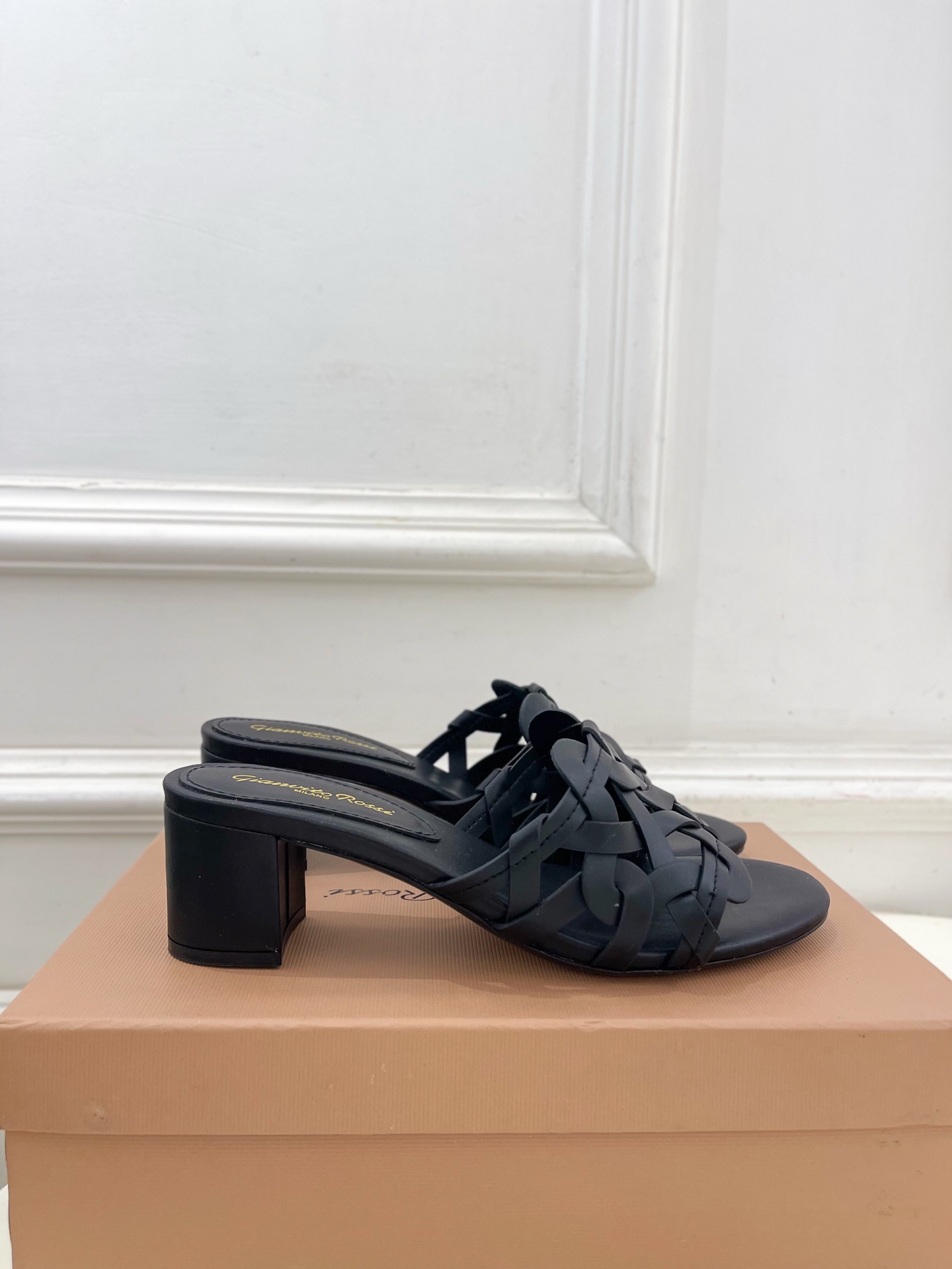 Gianvito Rossi｜吉安维托·罗西  25𝐬𝐬

2025春夏新品 GR法式编织镂空凉拖 火爆