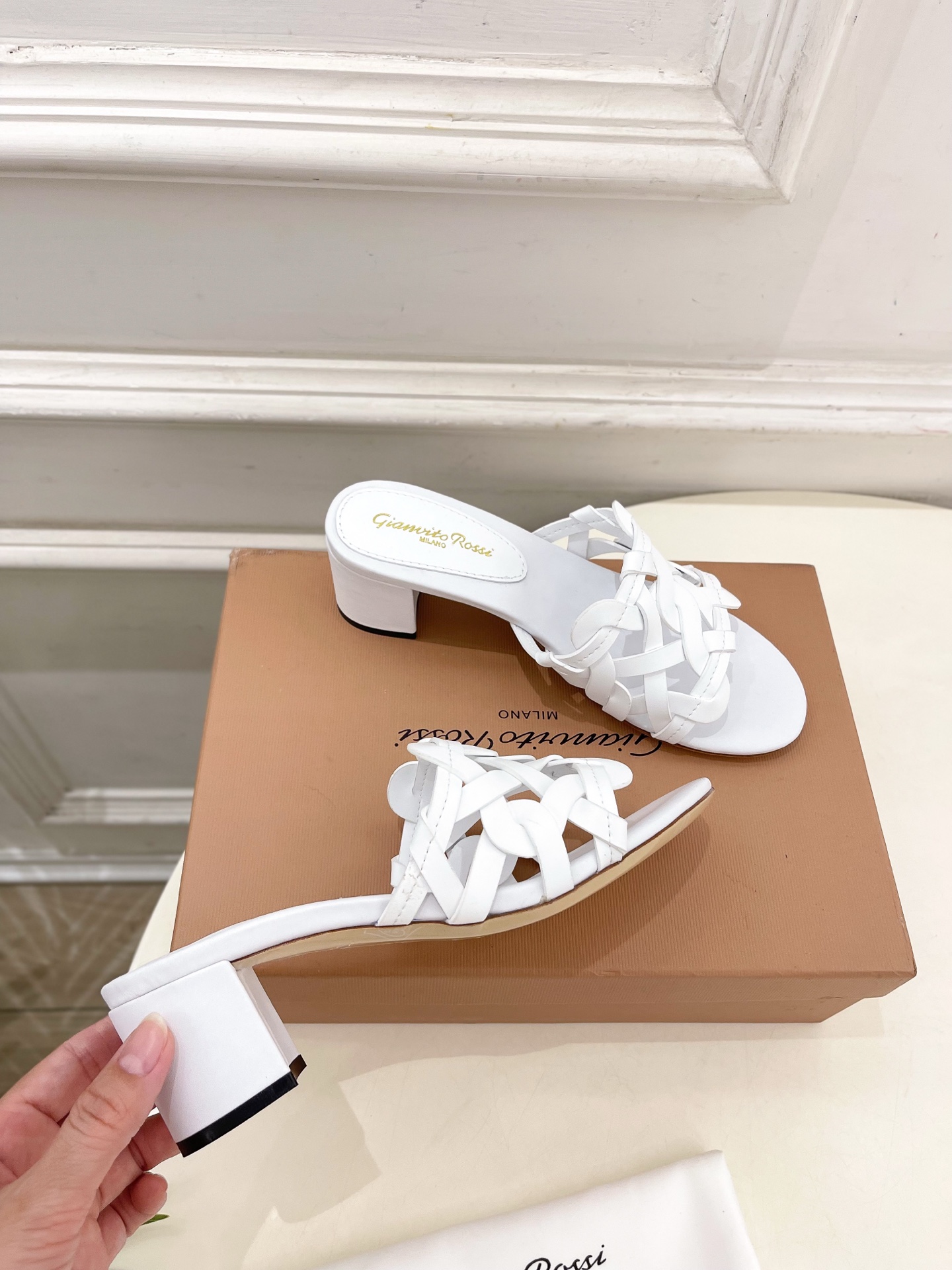 Gianvito Rossi｜吉安维托·罗西  25𝐬𝐬

2025春夏新品 GR法式编织镂空凉拖 火爆