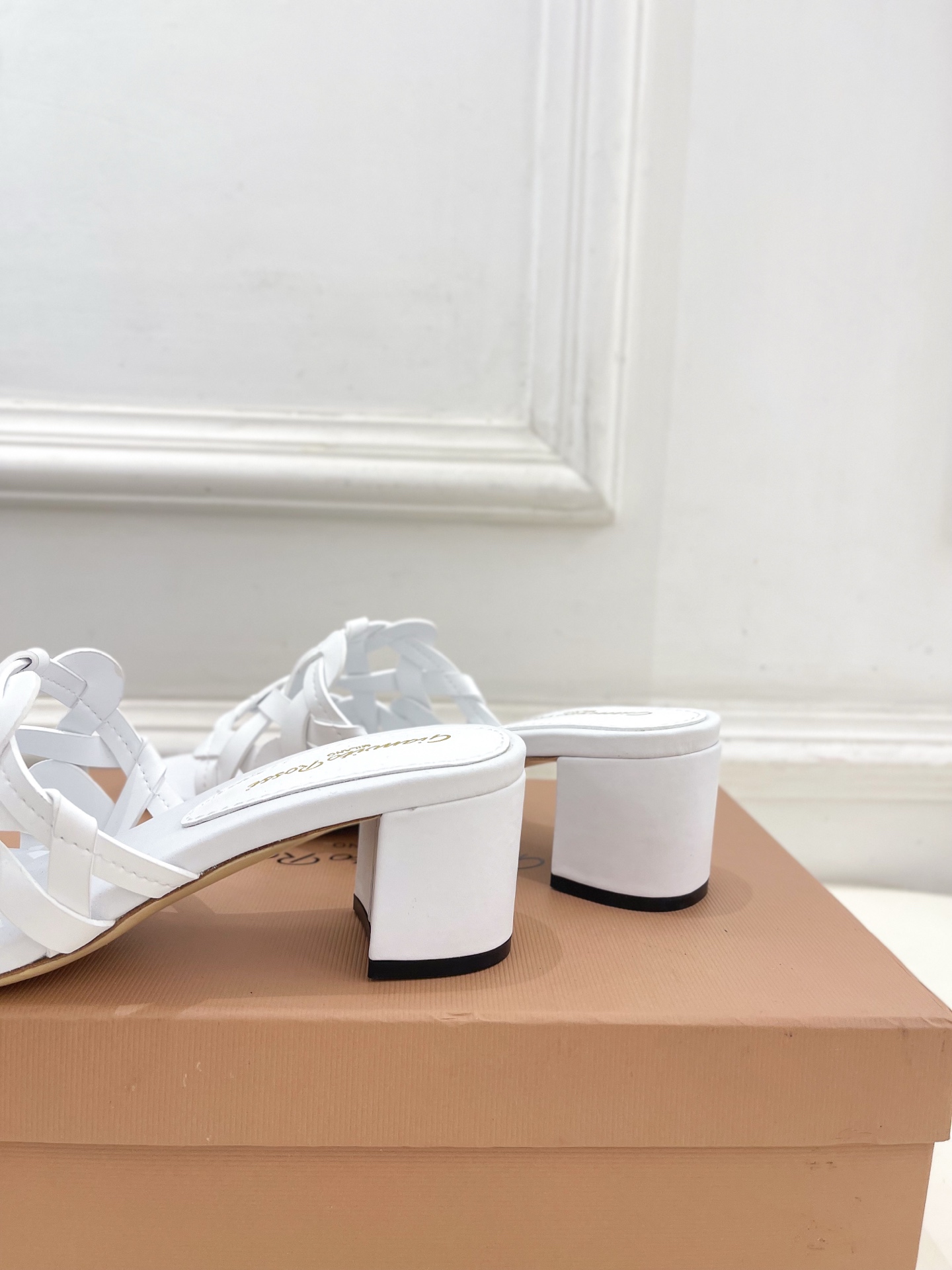 Gianvito Rossi｜吉安维托·罗西  25𝐬𝐬

2025春夏新品 GR法式编织镂空凉拖 火爆
