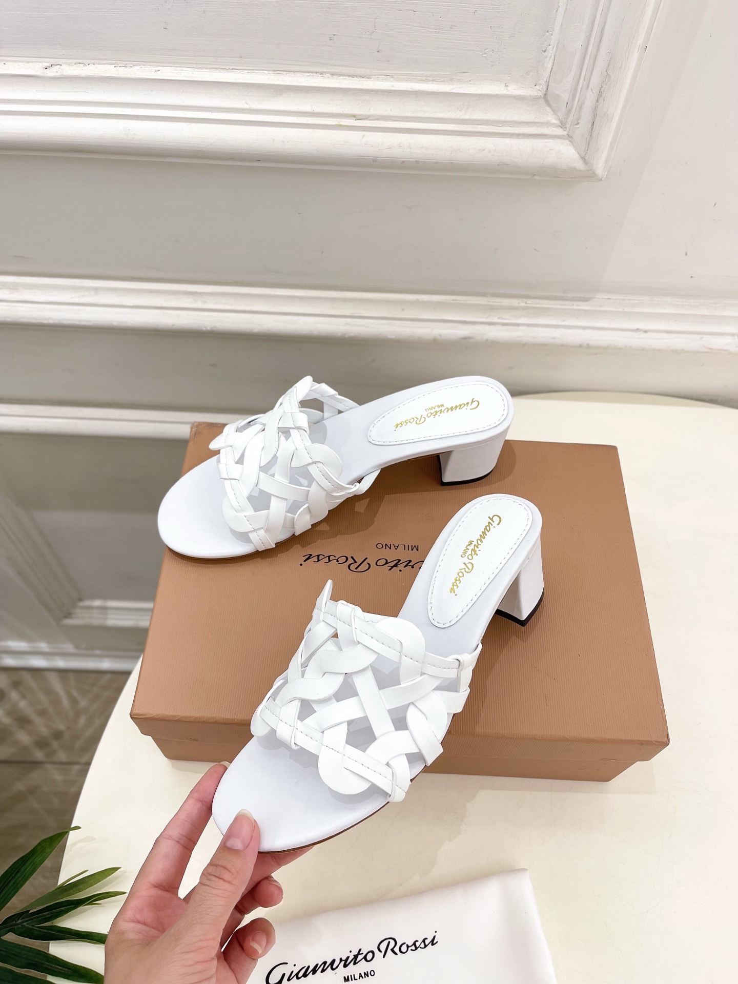 Gianvito Rossi｜吉安维托·罗西  25𝐬𝐬

2025春夏新品 GR法式编织镂空凉拖 火爆
