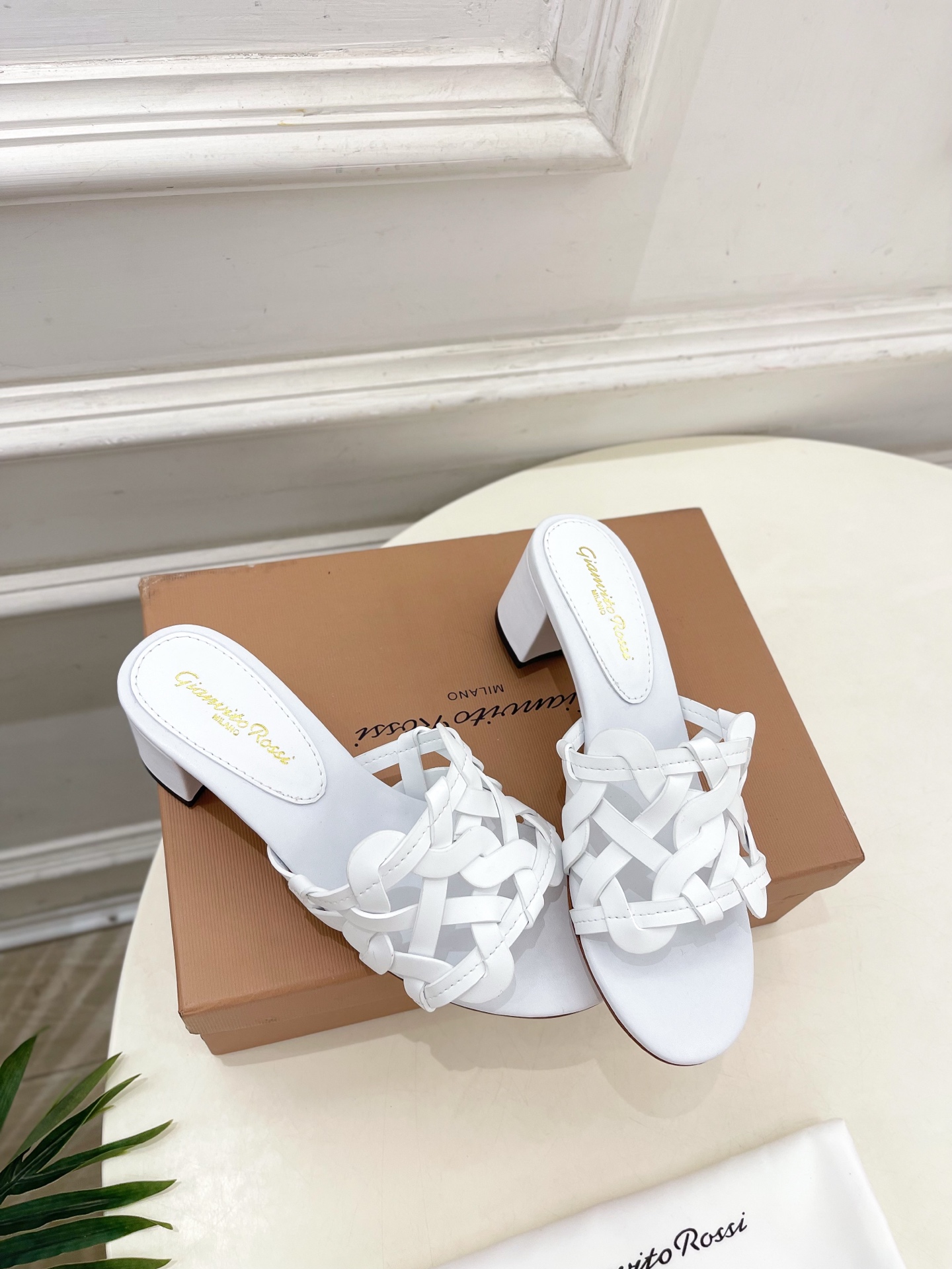 Gianvito Rossi｜吉安维托·罗西  25𝐬𝐬

2025春夏新品 GR法式编织镂空凉拖 火爆