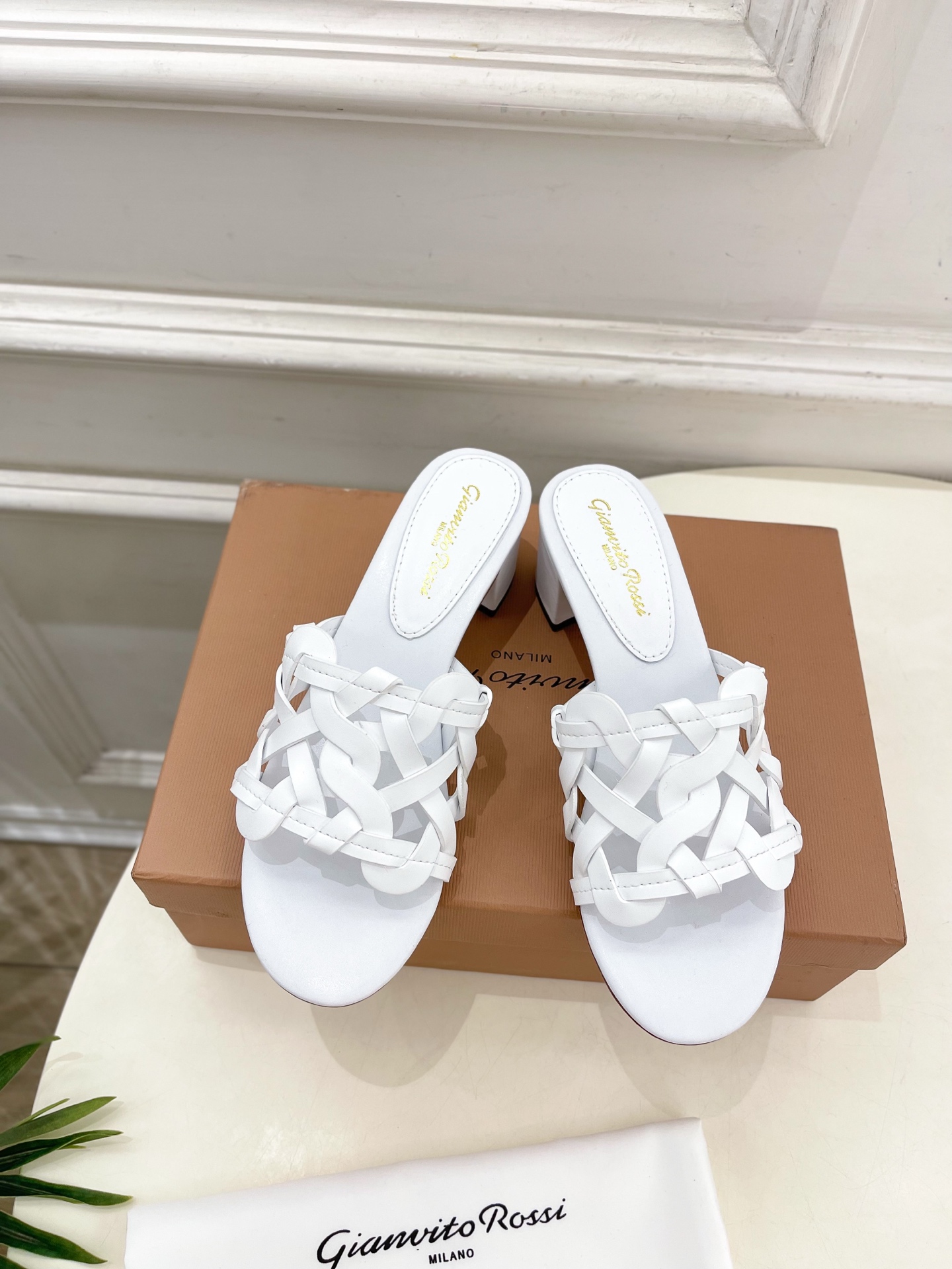 Gianvito Rossi｜吉安维托·罗西  25𝐬𝐬

2025春夏新品 GR法式编织镂空凉拖 火爆