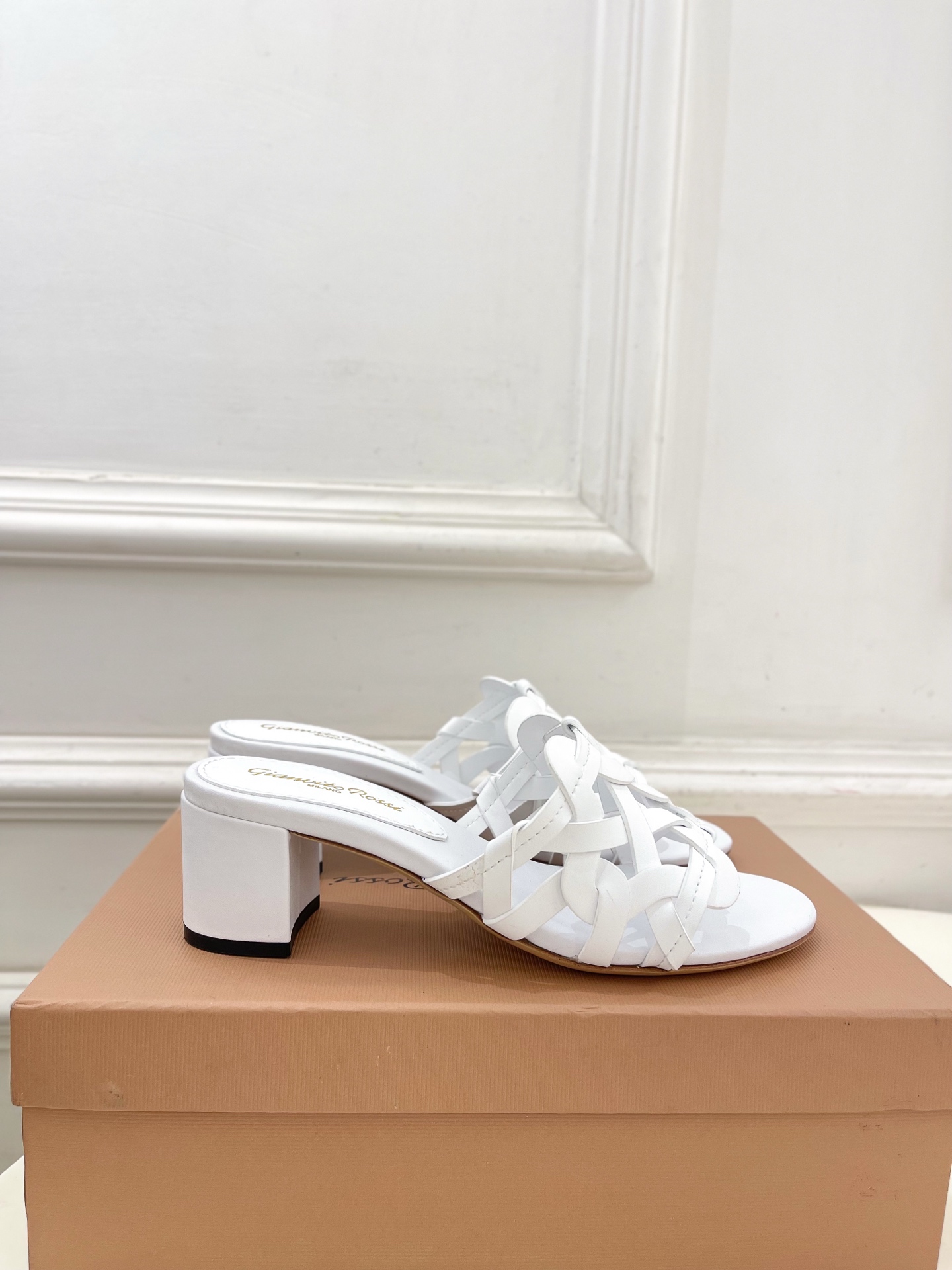 Gianvito Rossi｜吉安维托·罗西  25𝐬𝐬

2025春夏新品 GR法式编织镂空凉拖 火爆