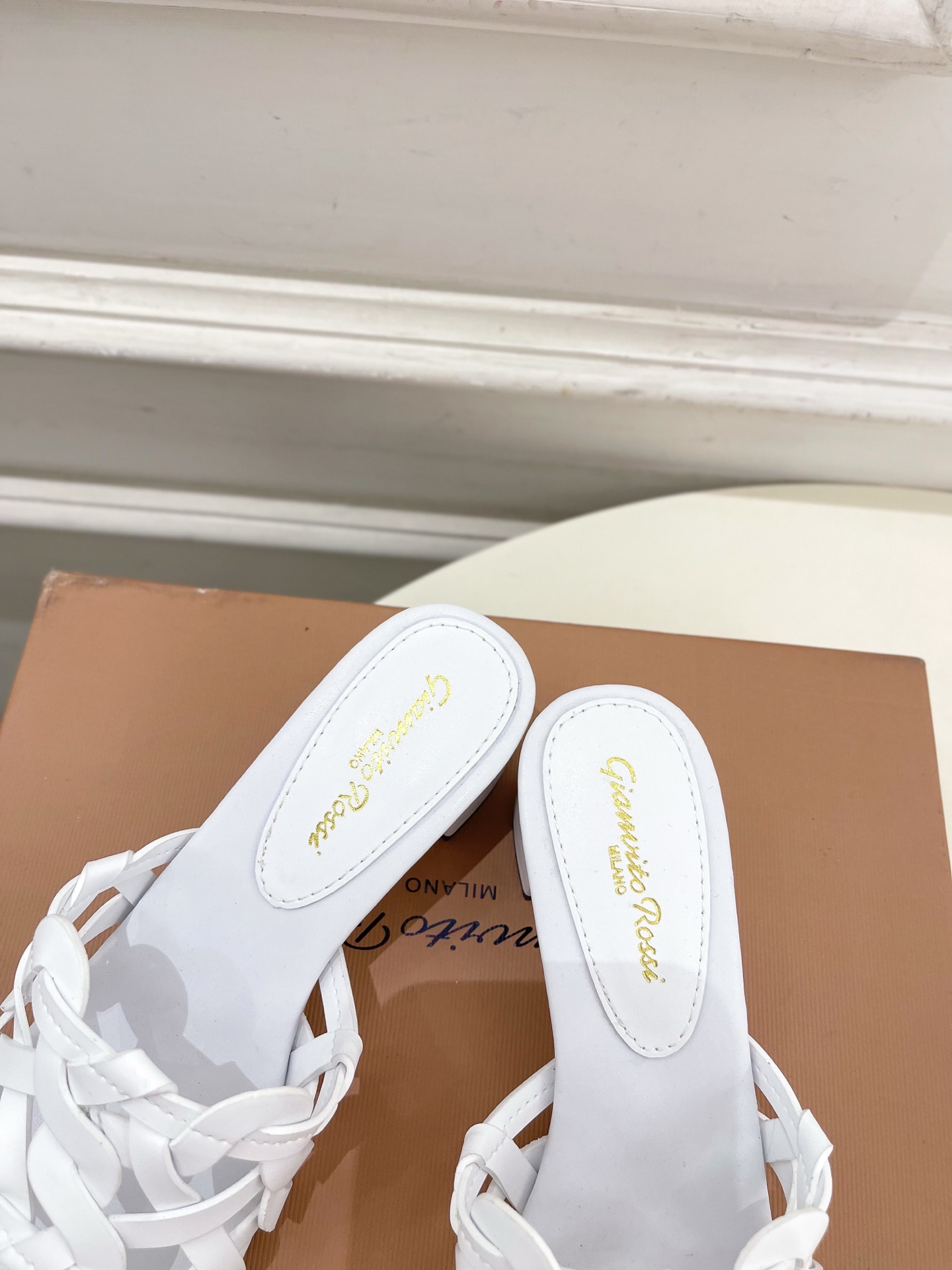 Gianvito Rossi｜吉安维托·罗西  25𝐬𝐬

2025春夏新品 GR法式编织镂空凉拖 火爆