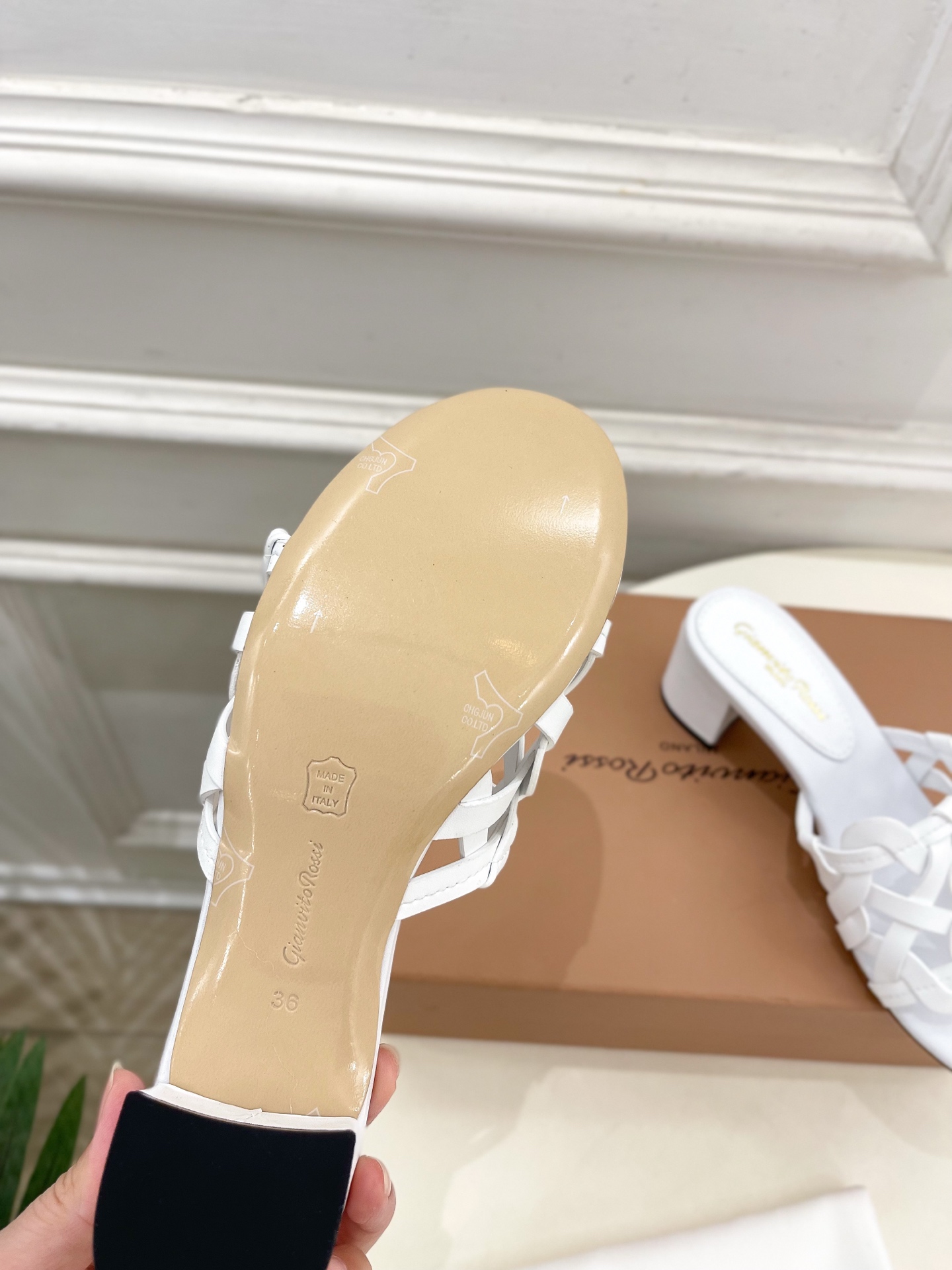 Gianvito Rossi｜吉安维托·罗西  25𝐬𝐬

2025春夏新品 GR法式编织镂空凉拖 火爆