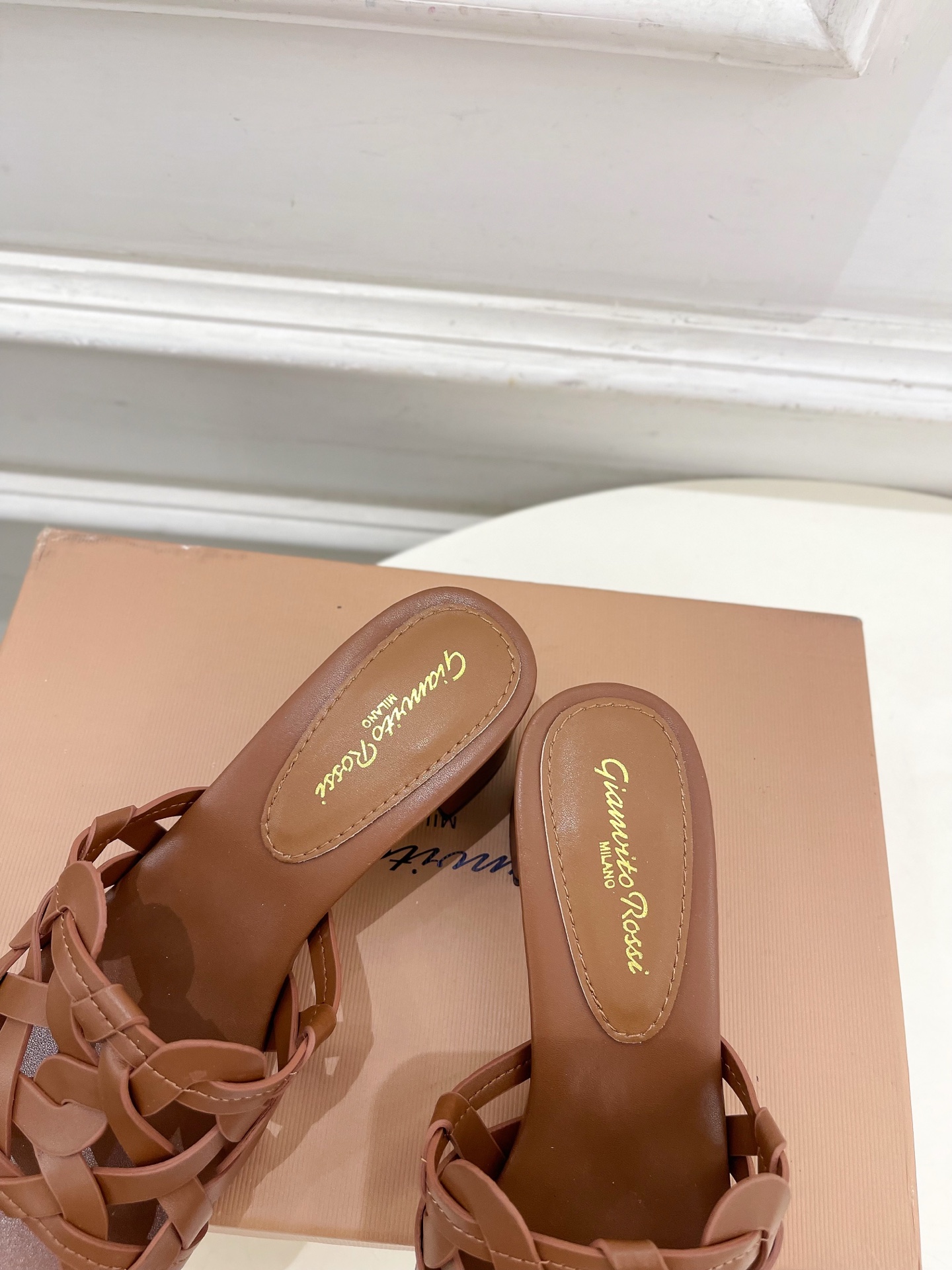Gianvito Rossi｜吉安维托·罗西  25𝐬𝐬

2025春夏新品 GR法式编织镂空凉拖 火爆