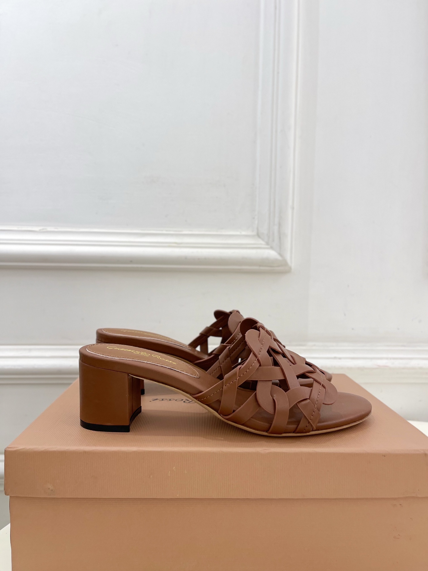 Gianvito Rossi｜吉安维托·罗西  25𝐬𝐬

2025春夏新品 GR法式编织镂空凉拖 火爆