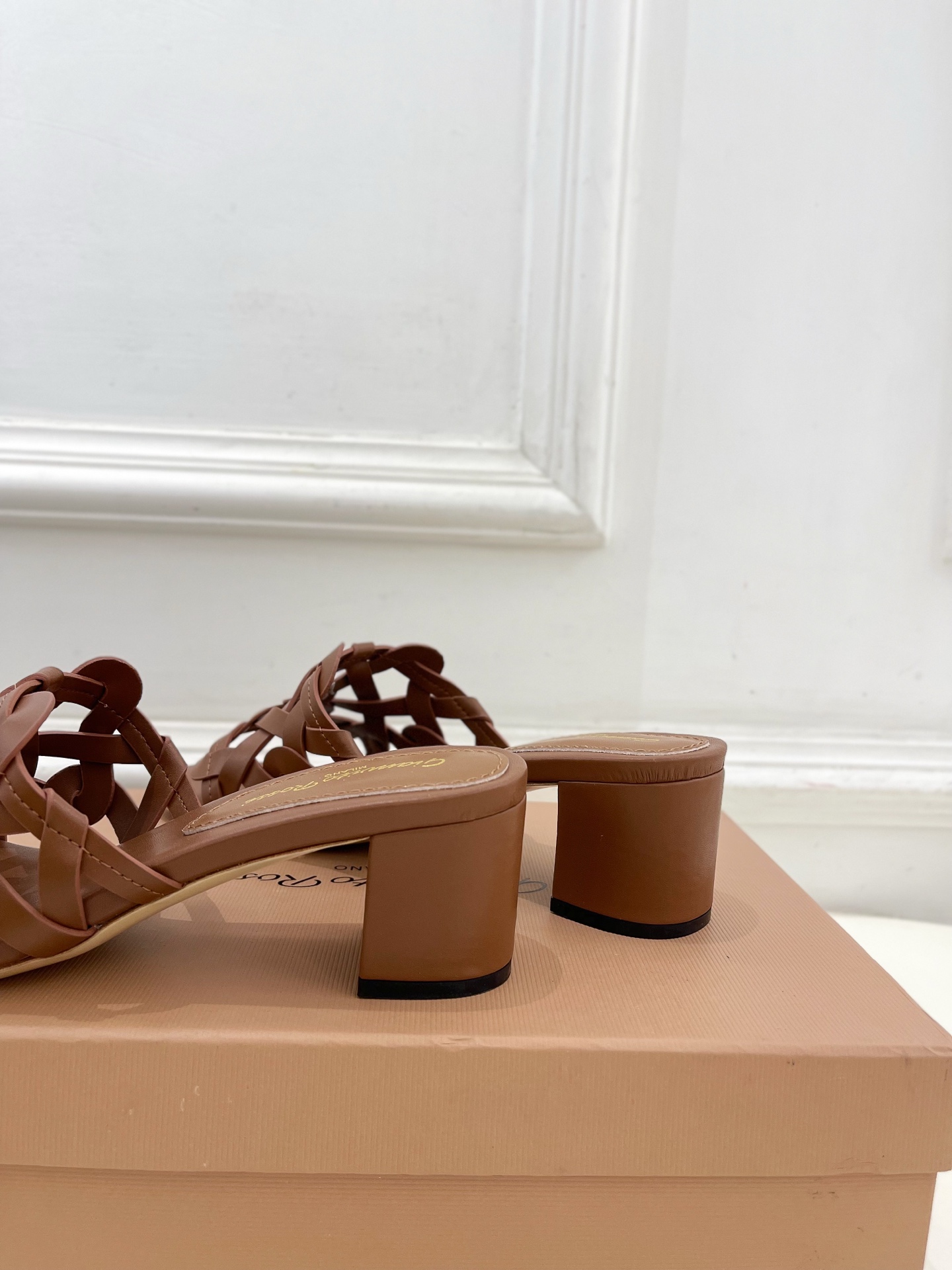 Gianvito Rossi｜吉安维托·罗西  25𝐬𝐬

2025春夏新品 GR法式编织镂空凉拖 火爆
