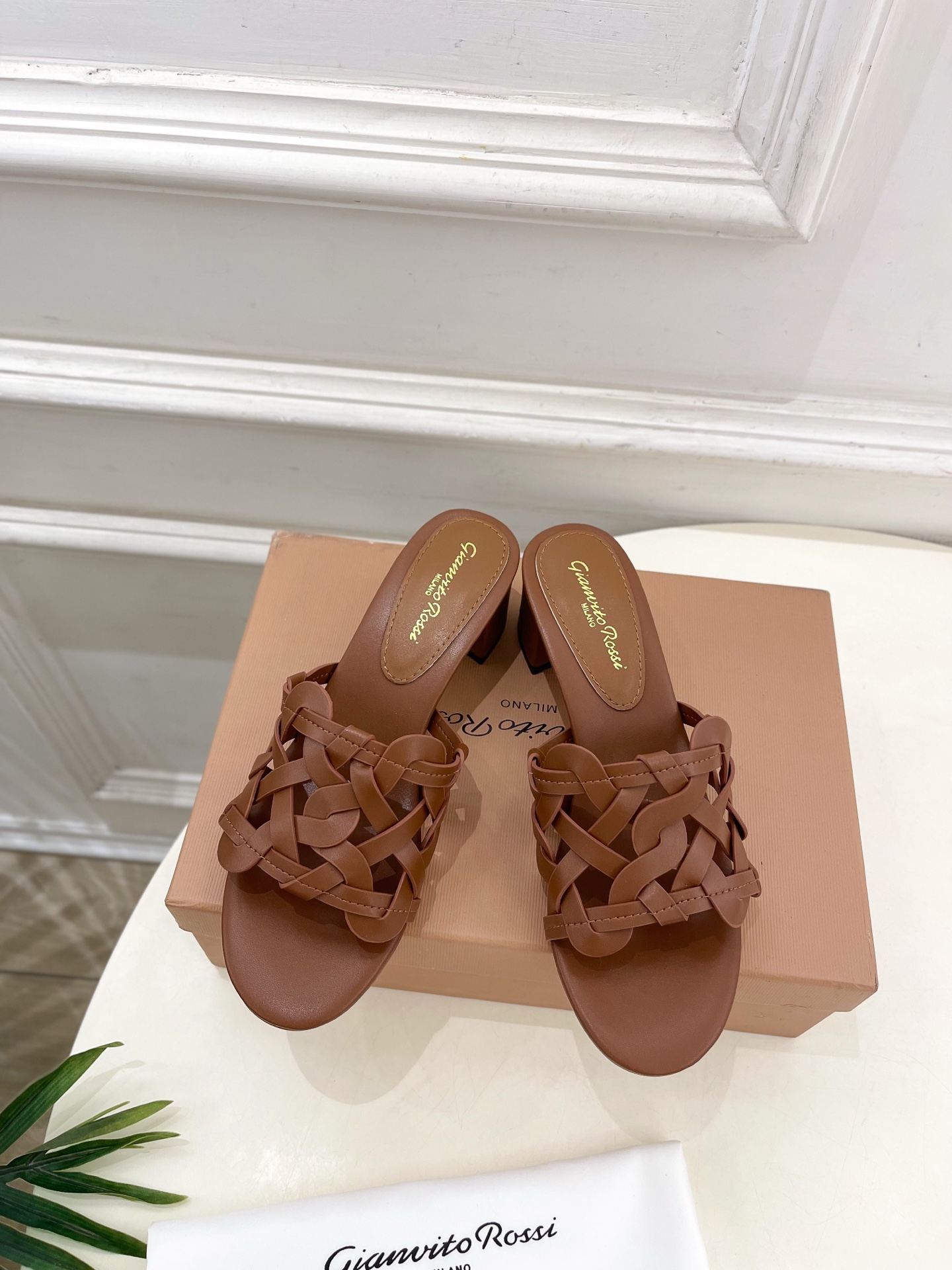 Gianvito Rossi｜吉安维托·罗西  25𝐬𝐬

2025春夏新品 GR法式编织镂空凉拖 火爆
