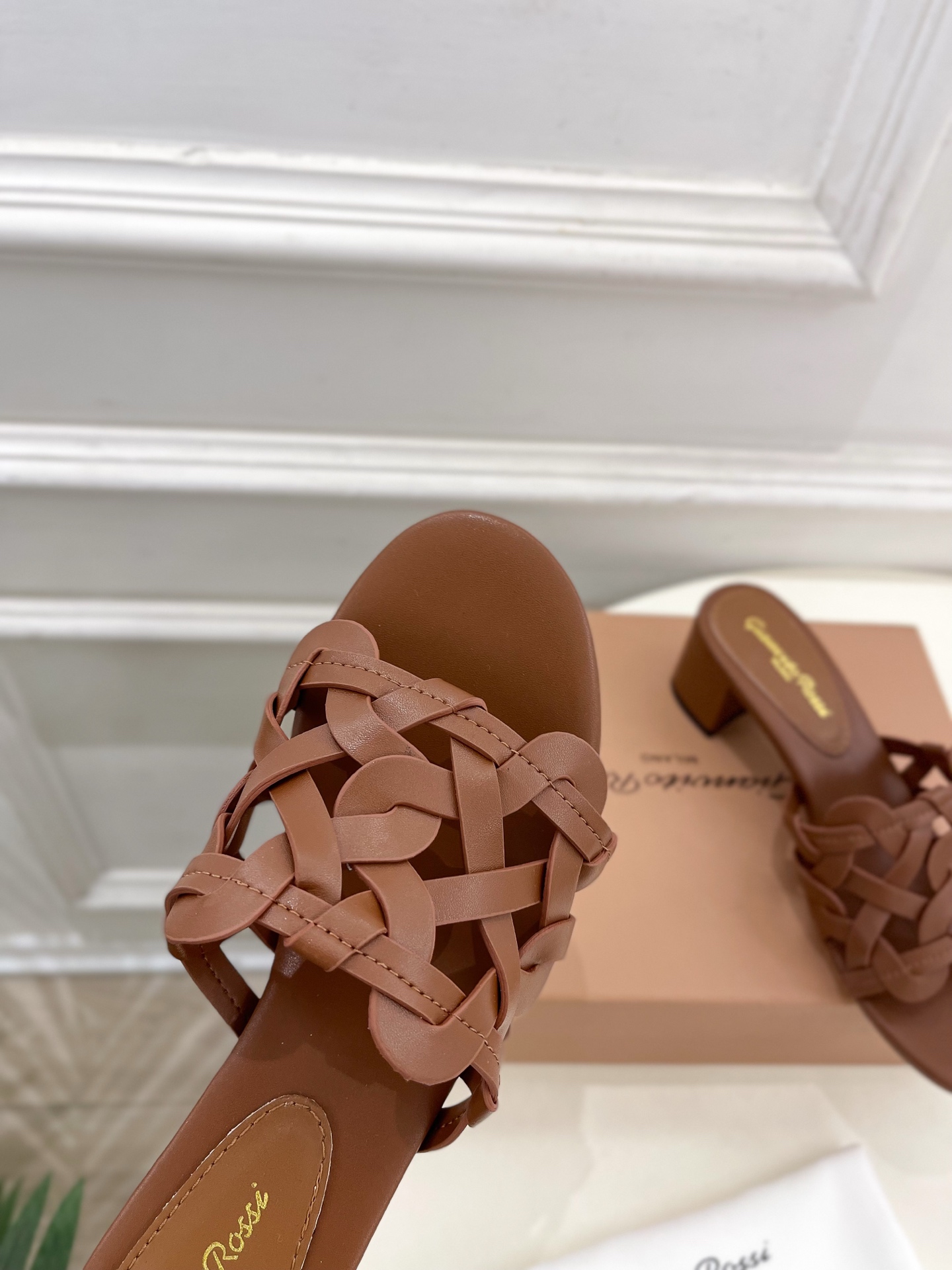 Gianvito Rossi｜吉安维托·罗西  25𝐬𝐬

2025春夏新品 GR法式编织镂空凉拖 火爆