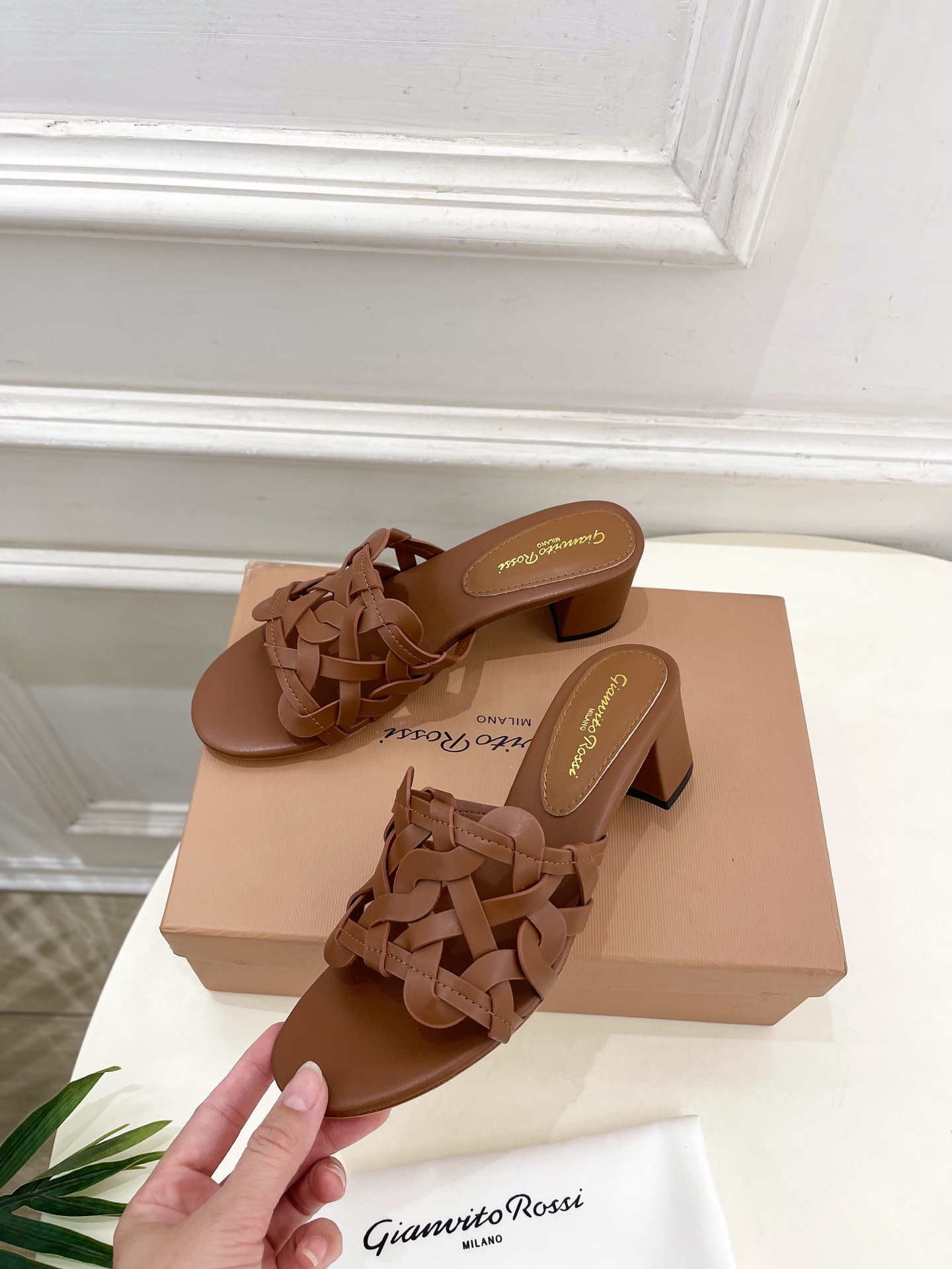 Gianvito Rossi｜吉安维托·罗西  25𝐬𝐬

2025春夏新品 GR法式编织镂空凉拖 火爆