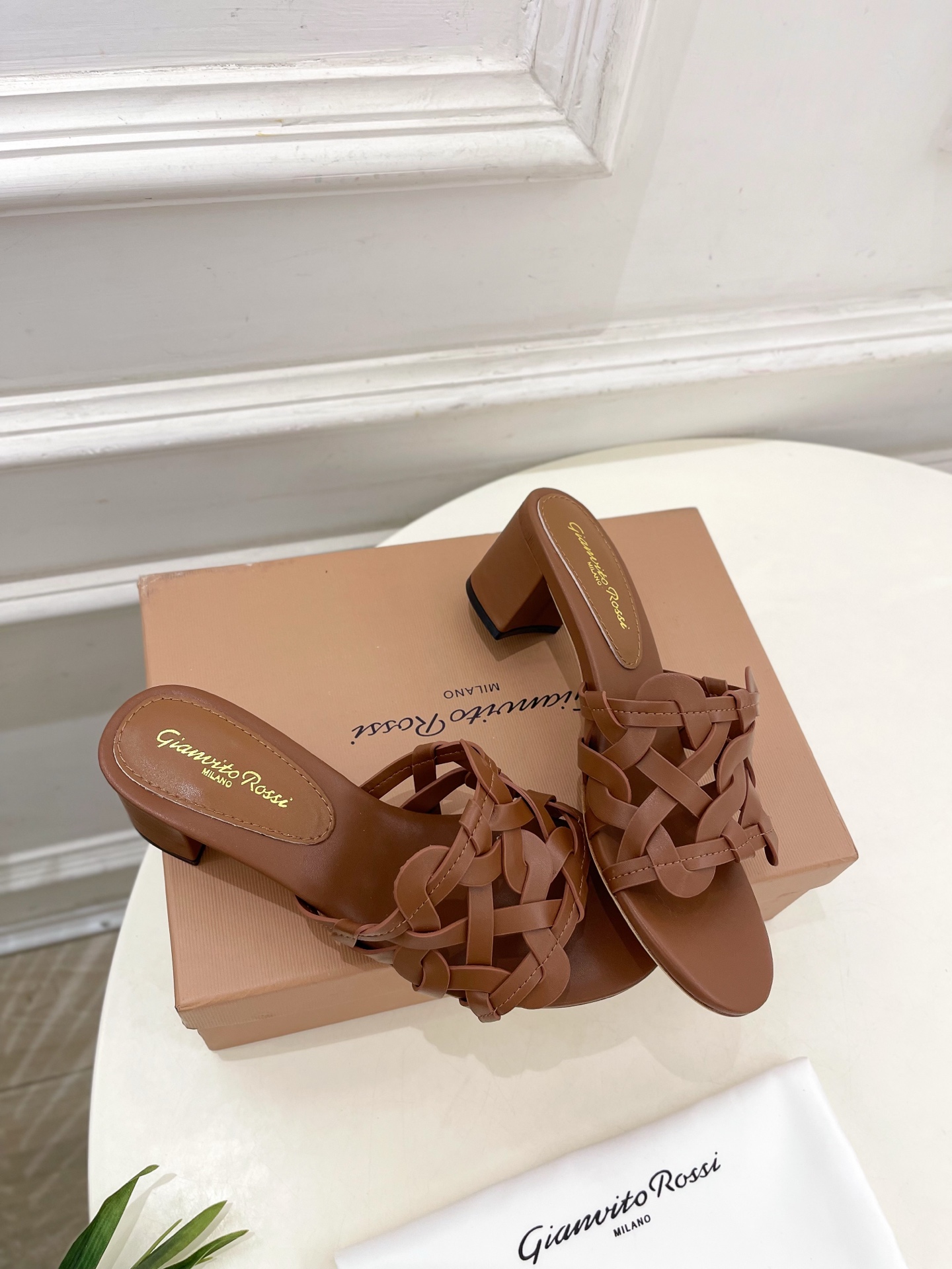 Gianvito Rossi｜吉安维托·罗西  25𝐬𝐬

2025春夏新品 GR法式编织镂空凉拖 火爆