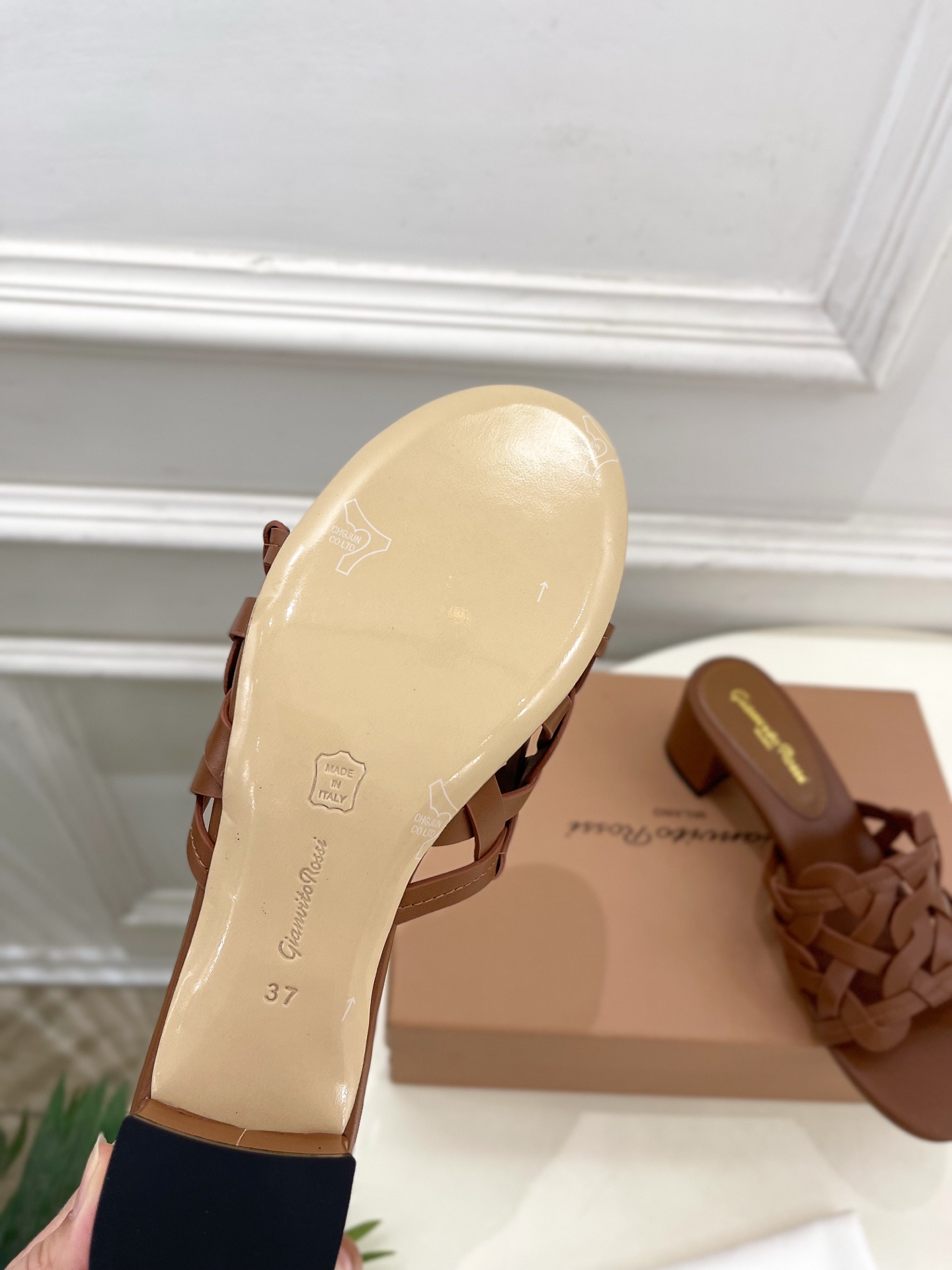 Gianvito Rossi｜吉安维托·罗西  25𝐬𝐬

2025春夏新品 GR法式编织镂空凉拖 火爆