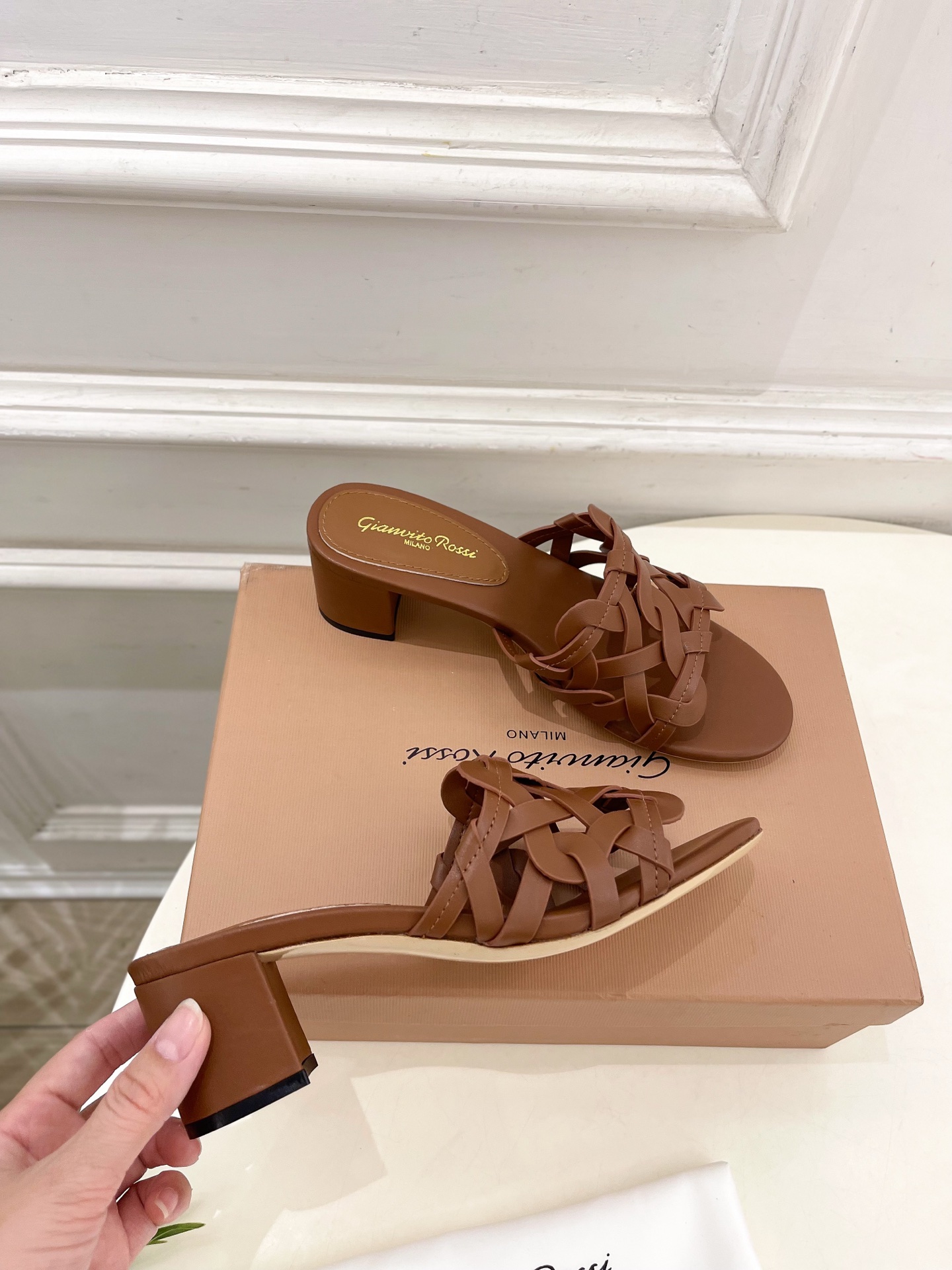 Gianvito Rossi｜吉安维托·罗西  25𝐬𝐬

2025春夏新品 GR法式编织镂空凉拖 火爆