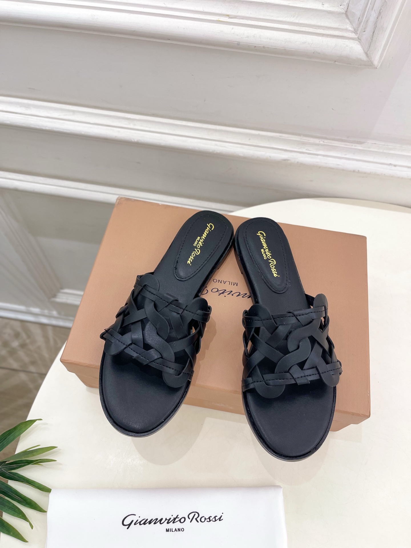 Gianvito Rossi｜吉安维托·罗西  25𝐬𝐬

2025春夏新品 GR法式编织镂空凉拖 火爆