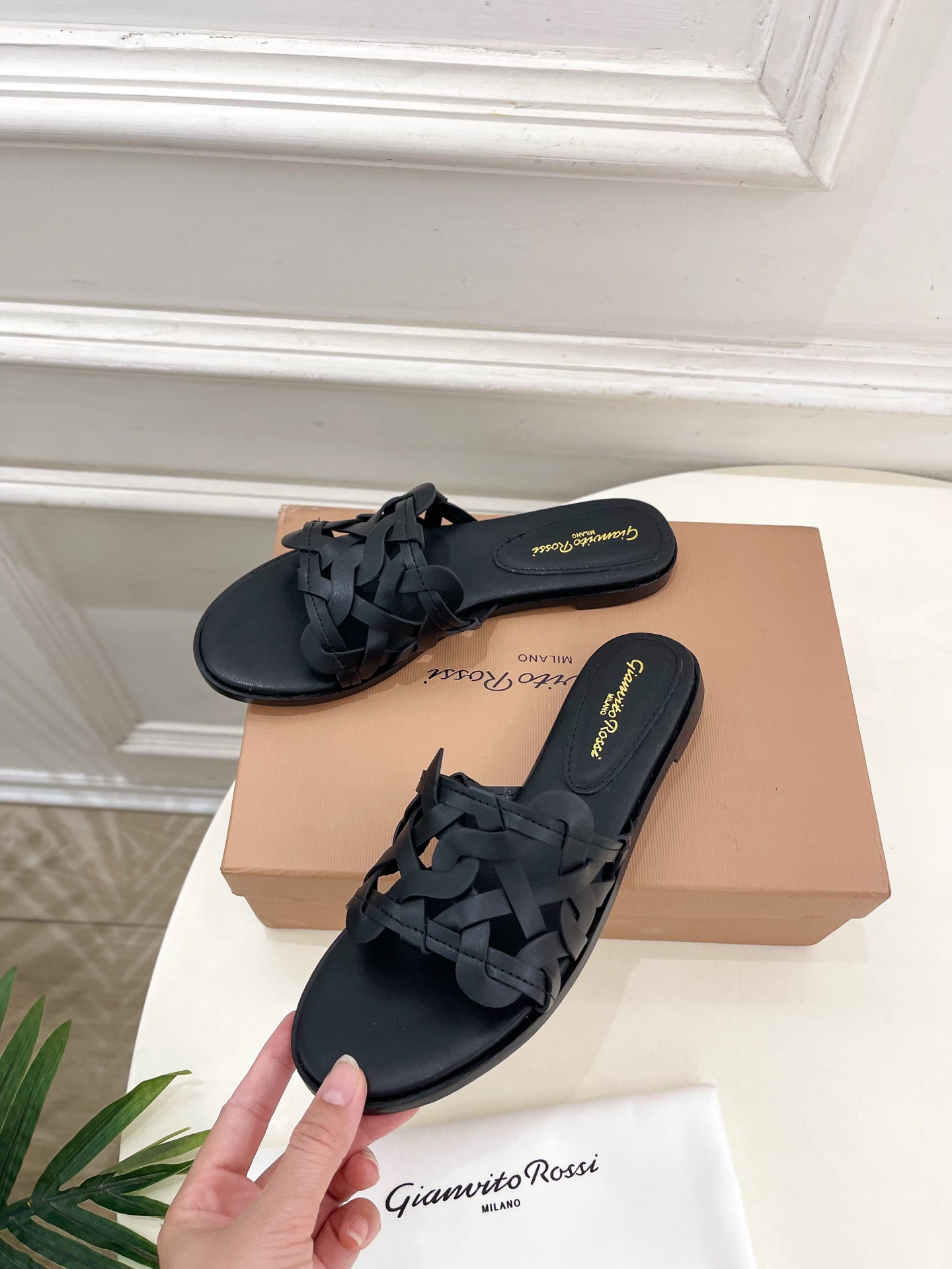 Gianvito Rossi｜吉安维托·罗西  25𝐬𝐬

2025春夏新品 GR法式编织镂空凉拖 火爆
