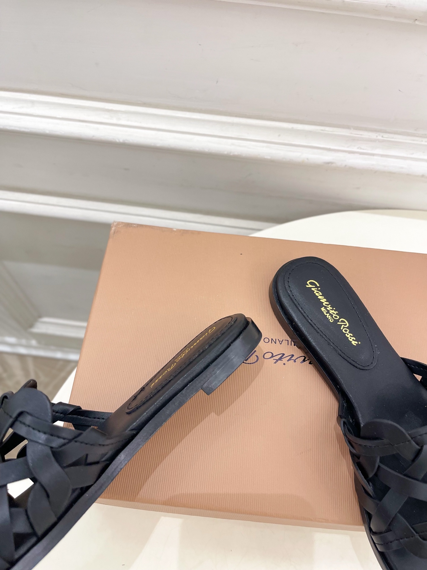 Gianvito Rossi｜吉安维托·罗西  25𝐬𝐬

2025春夏新品 GR法式编织镂空凉拖 火爆