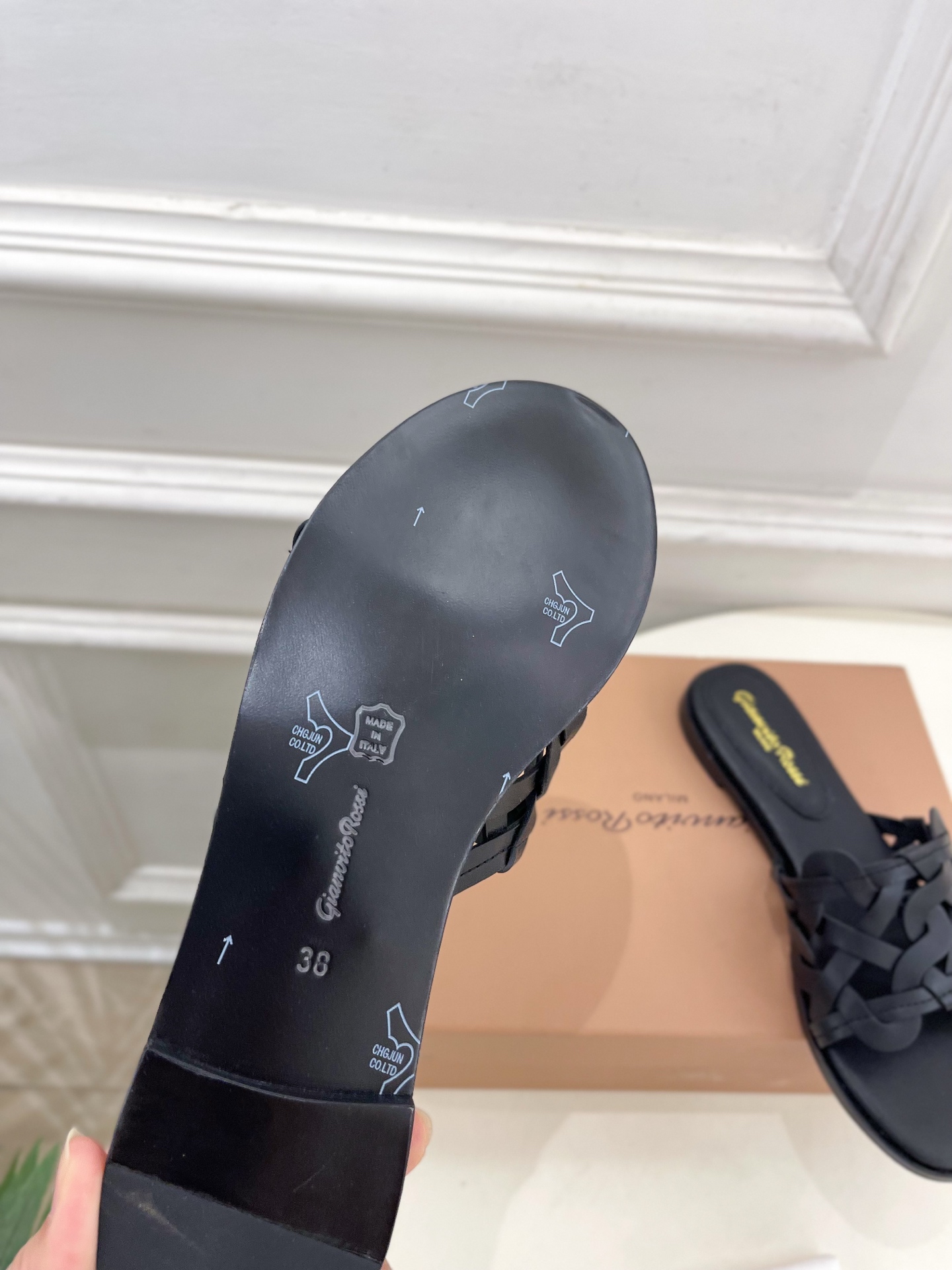 Gianvito Rossi｜吉安维托·罗西  25𝐬𝐬

2025春夏新品 GR法式编织镂空凉拖 火爆