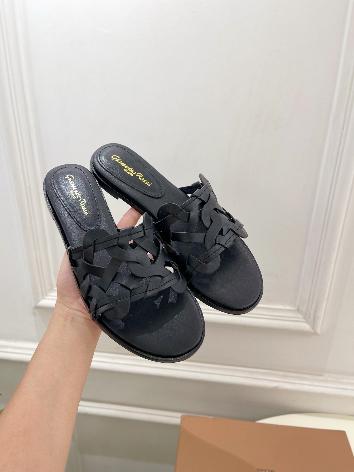 Gianvito Rossi｜吉安维托·罗西  25𝐬𝐬

2025春夏新品 GR法式编织镂空凉拖 火爆