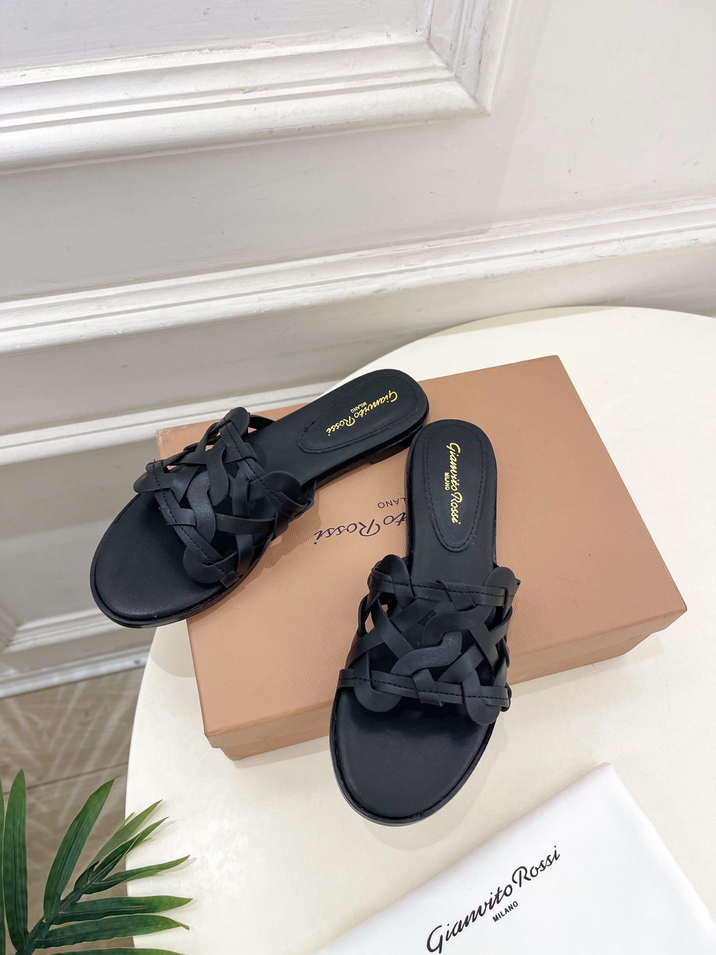 Gianvito Rossi｜吉安维托·罗西  25𝐬𝐬

2025春夏新品 GR法式编织镂空凉拖 火爆