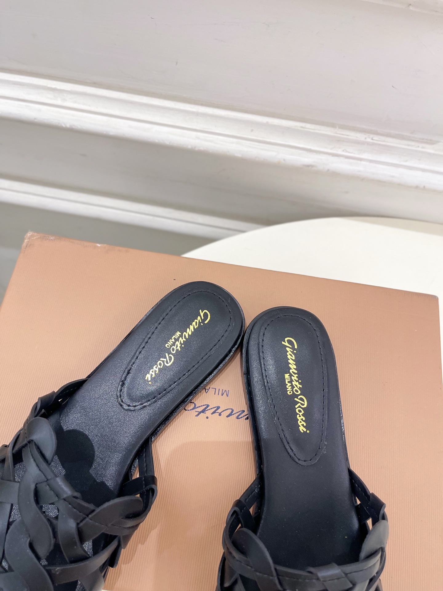 Gianvito Rossi｜吉安维托·罗西  25𝐬𝐬

2025春夏新品 GR法式编织镂空凉拖 火爆