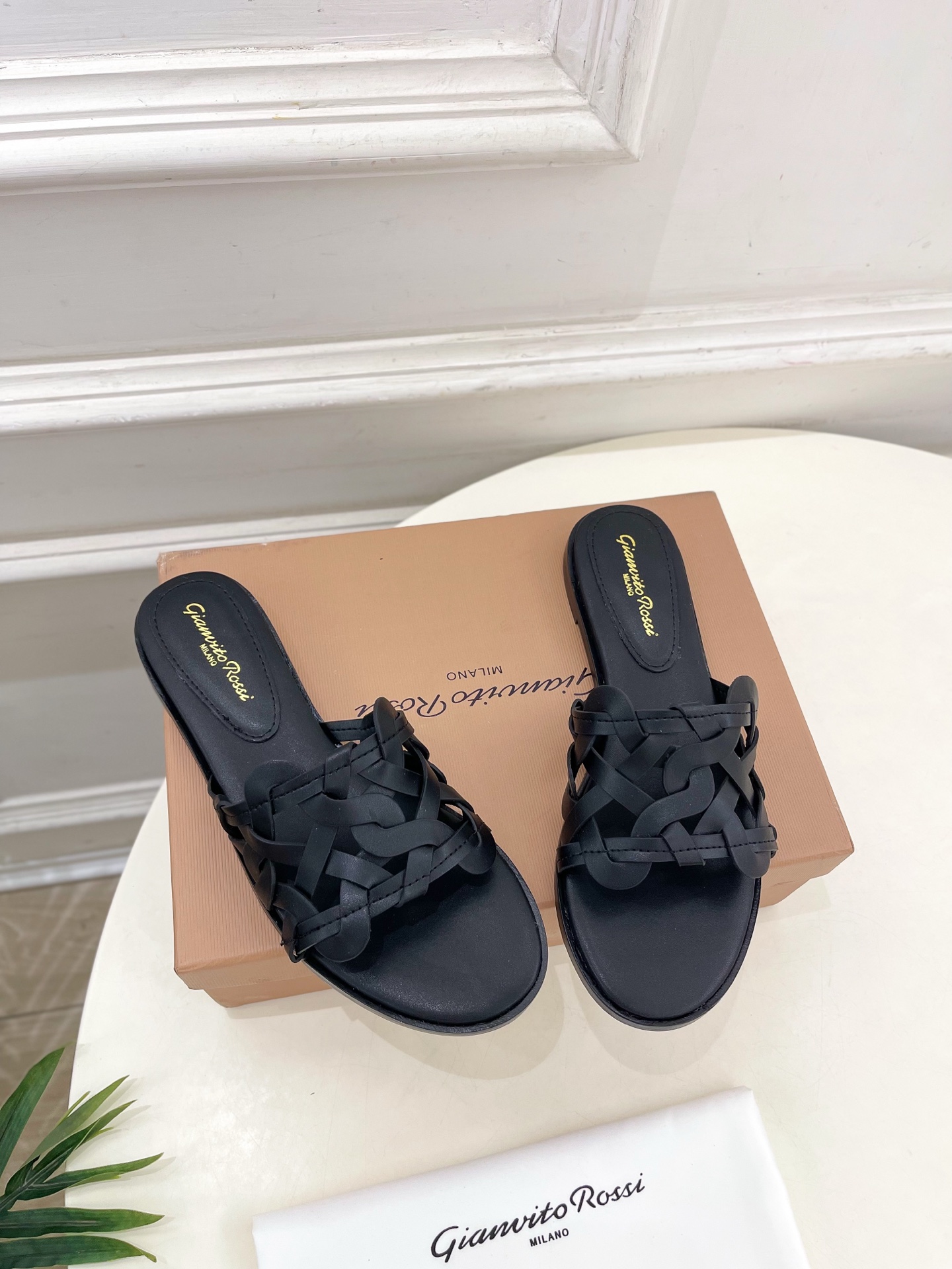 Gianvito Rossi｜吉安维托·罗西  25𝐬𝐬

2025春夏新品 GR法式编织镂空凉拖 火爆