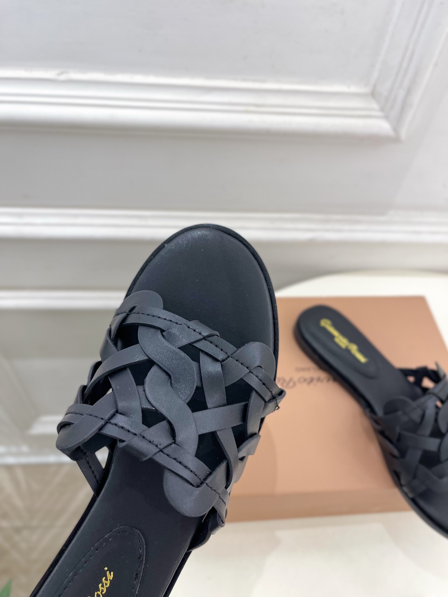 Gianvito Rossi｜吉安维托·罗西  25𝐬𝐬

2025春夏新品 GR法式编织镂空凉拖 火爆