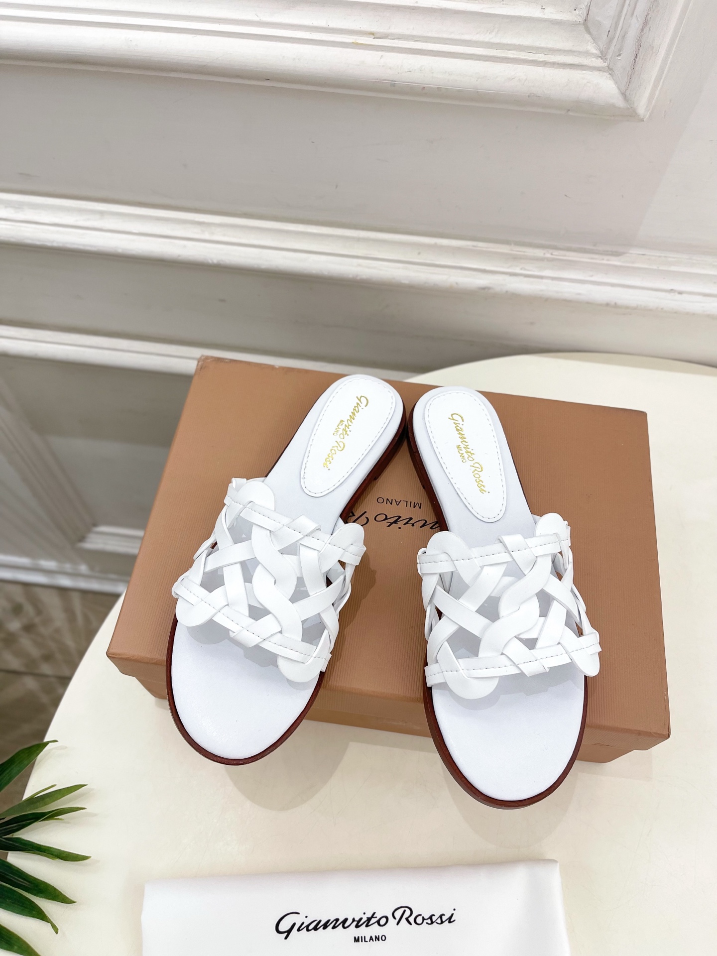 Gianvito Rossi｜吉安维托·罗西  25𝐬𝐬

2025春夏新品 GR法式编织镂空凉拖 火爆