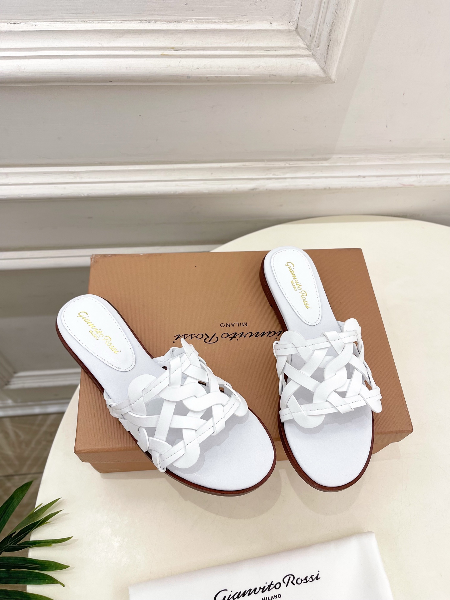 Gianvito Rossi｜吉安维托·罗西  25𝐬𝐬

2025春夏新品 GR法式编织镂空凉拖 火爆