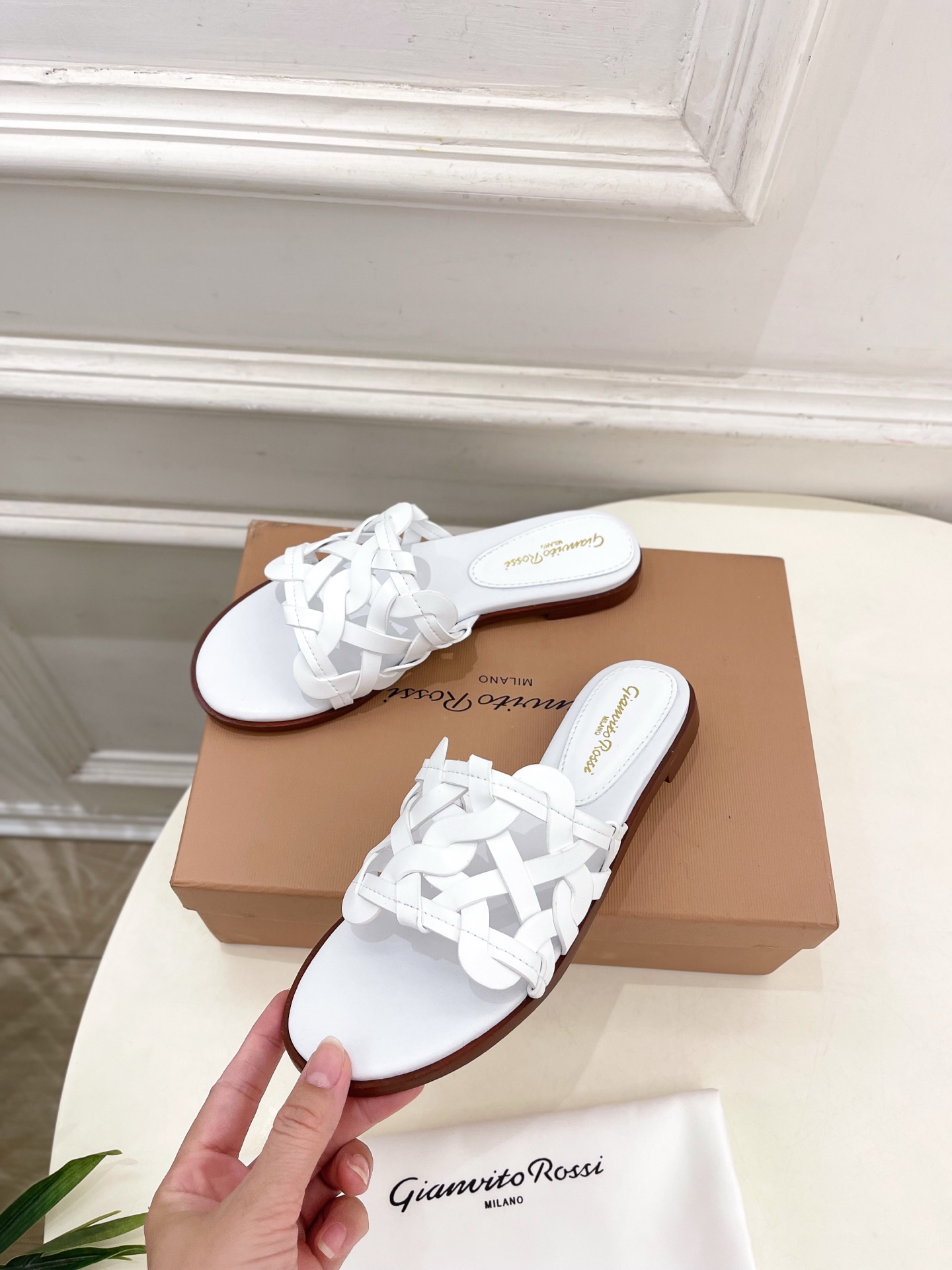 Gianvito Rossi｜吉安维托·罗西  25𝐬𝐬

2025春夏新品 GR法式编织镂空凉拖 火爆