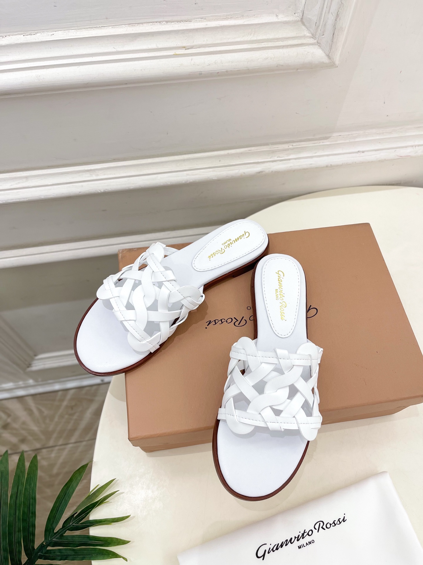Gianvito Rossi｜吉安维托·罗西  25𝐬𝐬

2025春夏新品 GR法式编织镂空凉拖 火爆