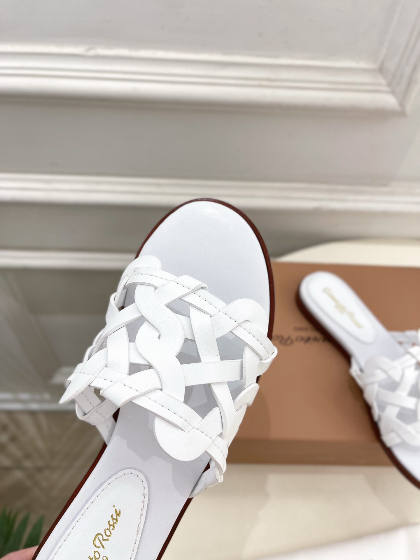 Gianvito Rossi｜吉安维托·罗西  25𝐬𝐬

2025春夏新品 GR法式编织镂空凉拖 火爆