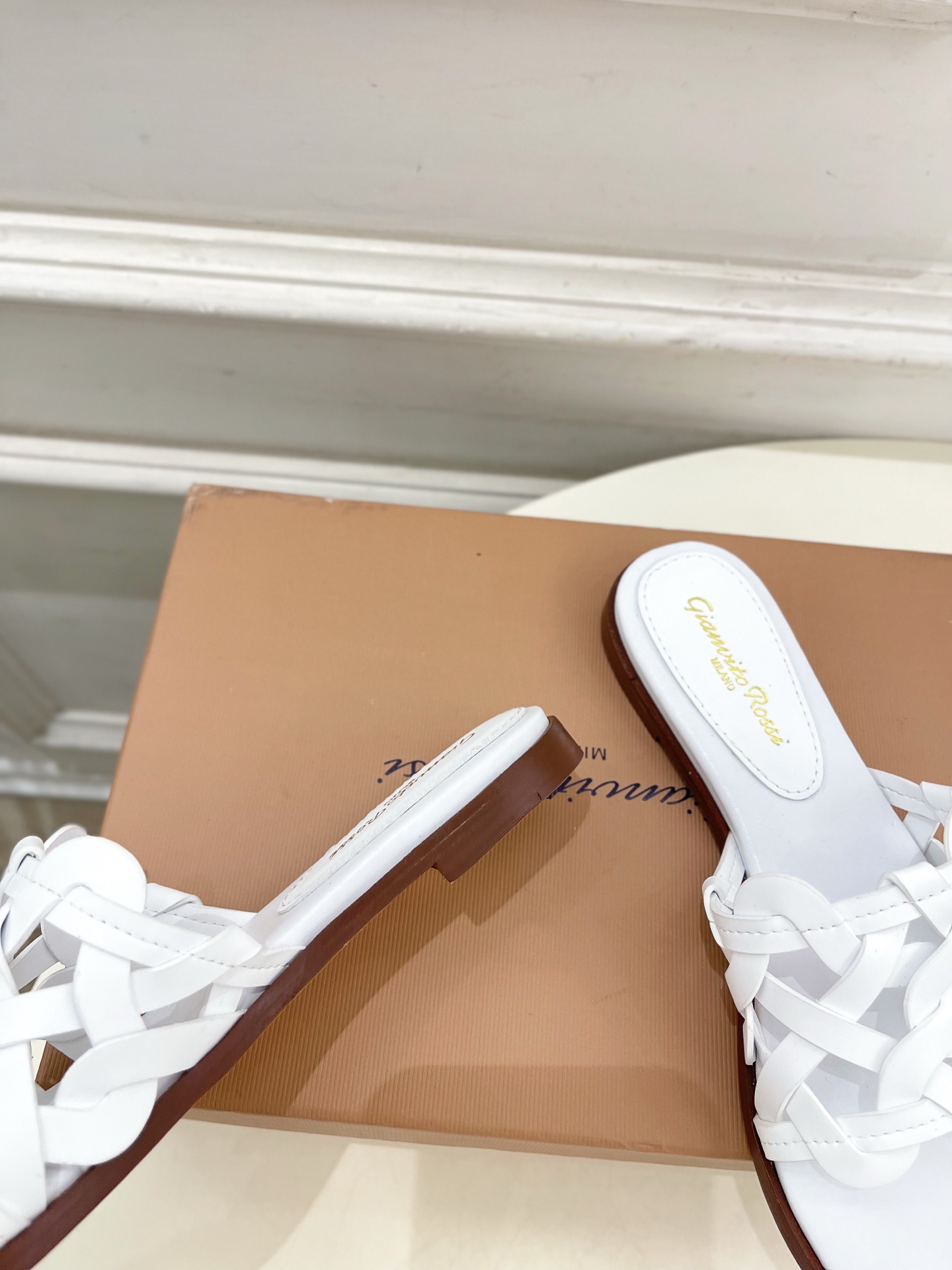 Gianvito Rossi｜吉安维托·罗西  25𝐬𝐬

2025春夏新品 GR法式编织镂空凉拖 火爆
