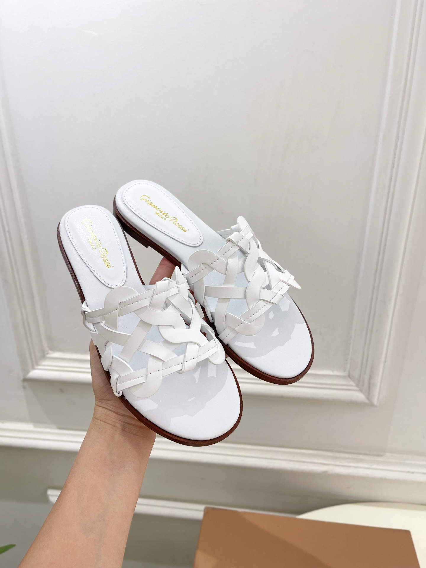 Gianvito Rossi｜吉安维托·罗西  25𝐬𝐬

2025春夏新品 GR法式编织镂空凉拖 火爆