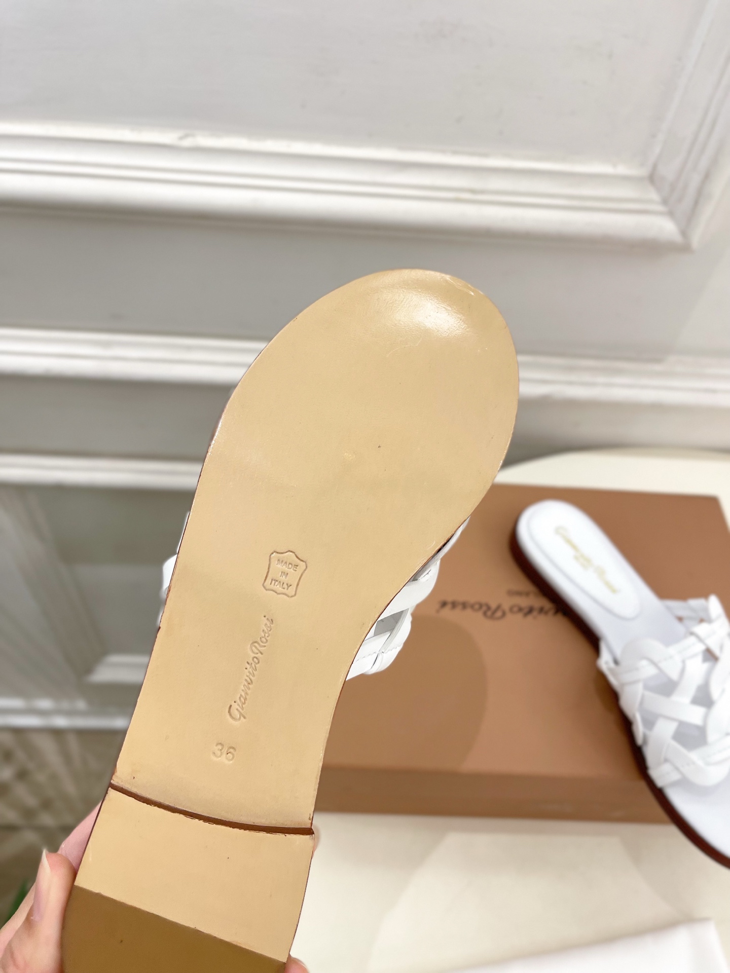 Gianvito Rossi｜吉安维托·罗西  25𝐬𝐬

2025春夏新品 GR法式编织镂空凉拖 火爆