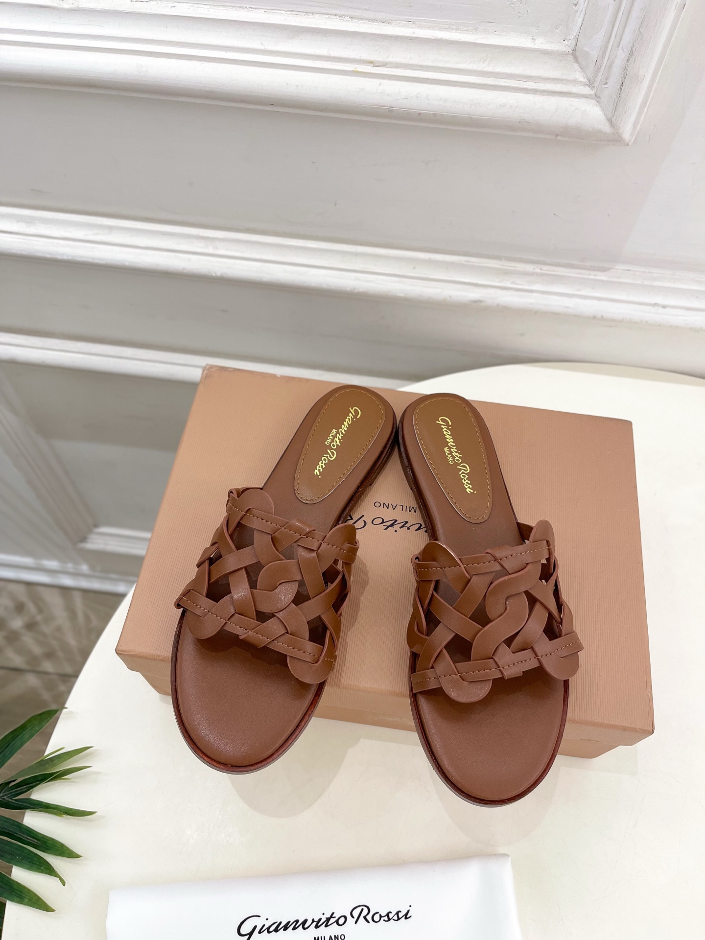 Gianvito Rossi｜吉安维托·罗西  25𝐬𝐬

2025春夏新品 GR法式编织镂空凉拖 火爆