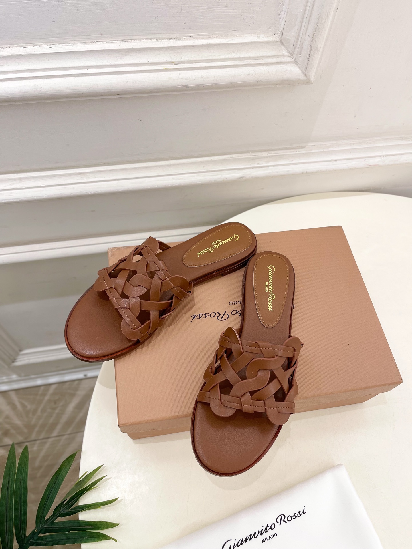 Gianvito Rossi｜吉安维托·罗西  25𝐬𝐬

2025春夏新品 GR法式编织镂空凉拖 火爆