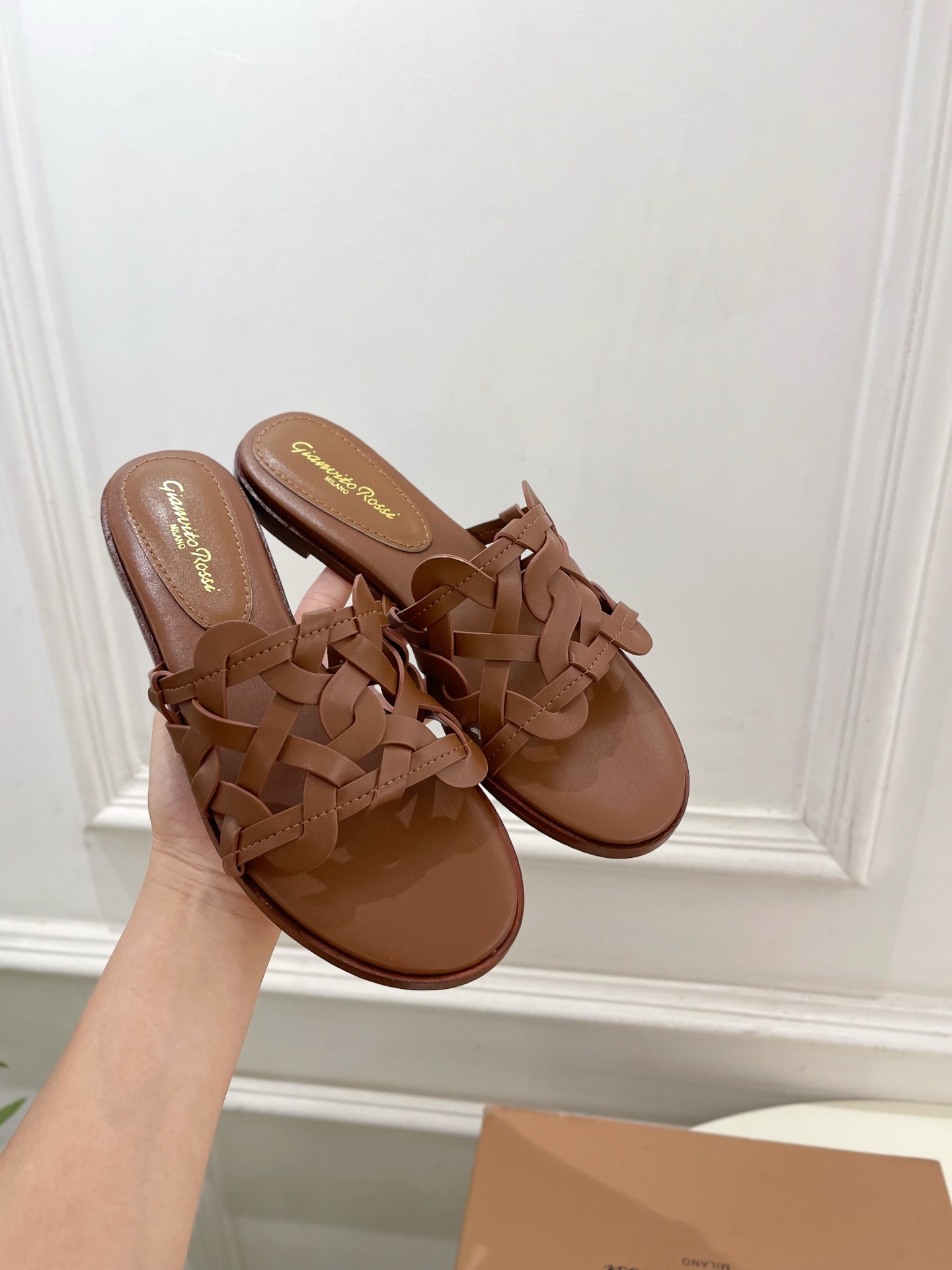 Gianvito Rossi｜吉安维托·罗西  25𝐬𝐬

2025春夏新品 GR法式编织镂空凉拖 火爆
