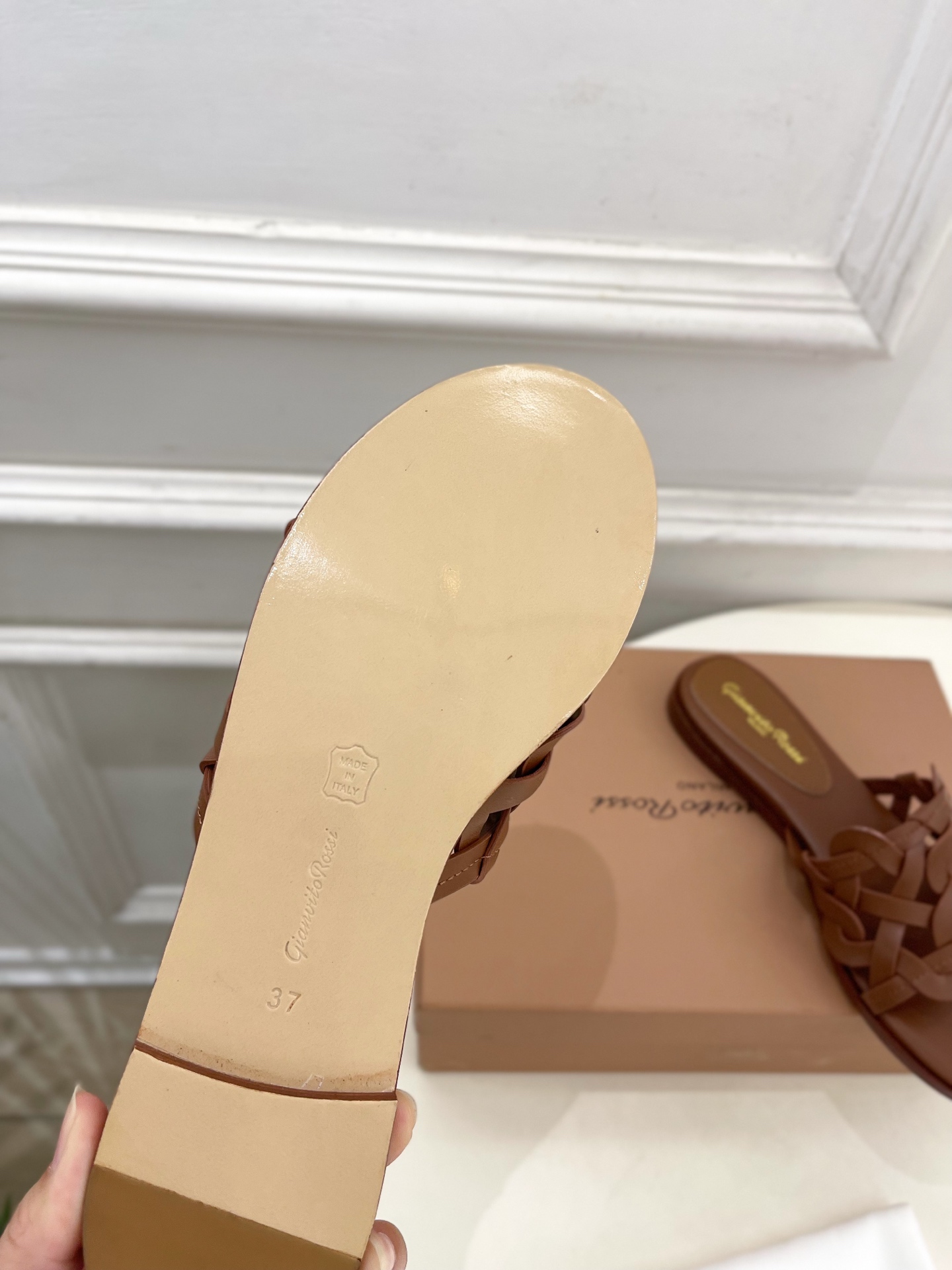 Gianvito Rossi｜吉安维托·罗西  25𝐬𝐬

2025春夏新品 GR法式编织镂空凉拖 火爆