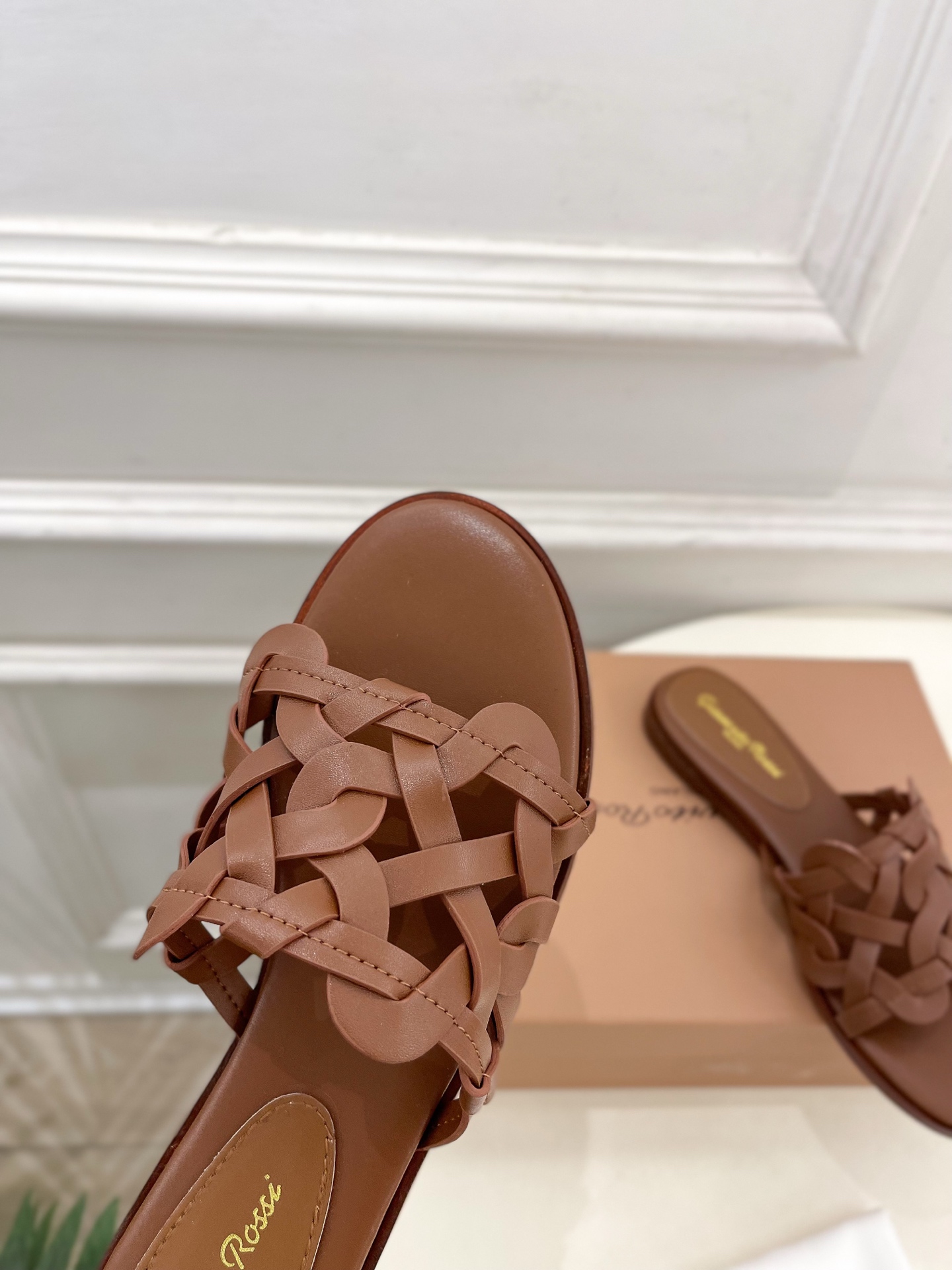 Gianvito Rossi｜吉安维托·罗西  25𝐬𝐬

2025春夏新品 GR法式编织镂空凉拖 火爆