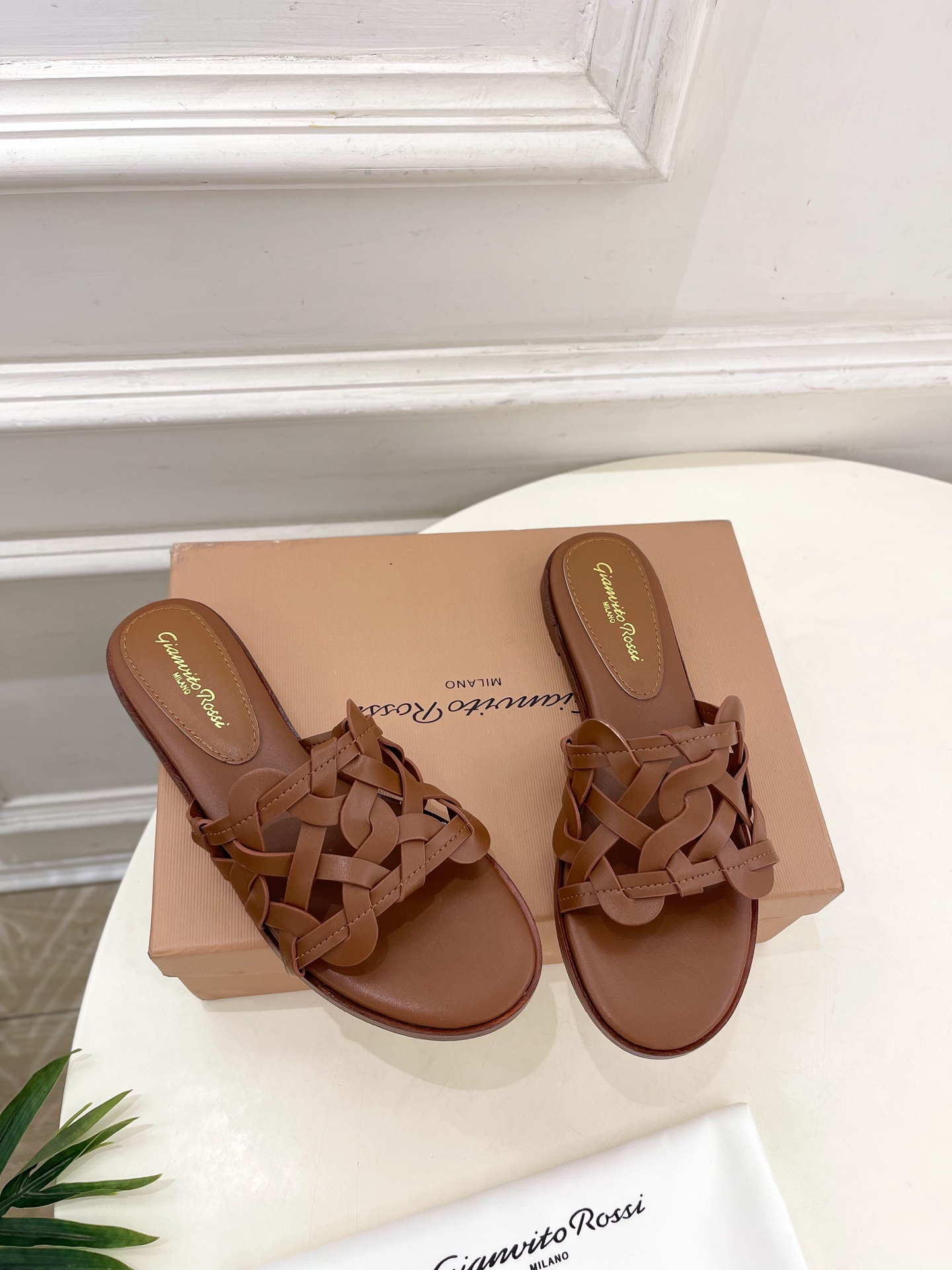 Gianvito Rossi｜吉安维托·罗西  25𝐬𝐬

2025春夏新品 GR法式编织镂空凉拖 火爆