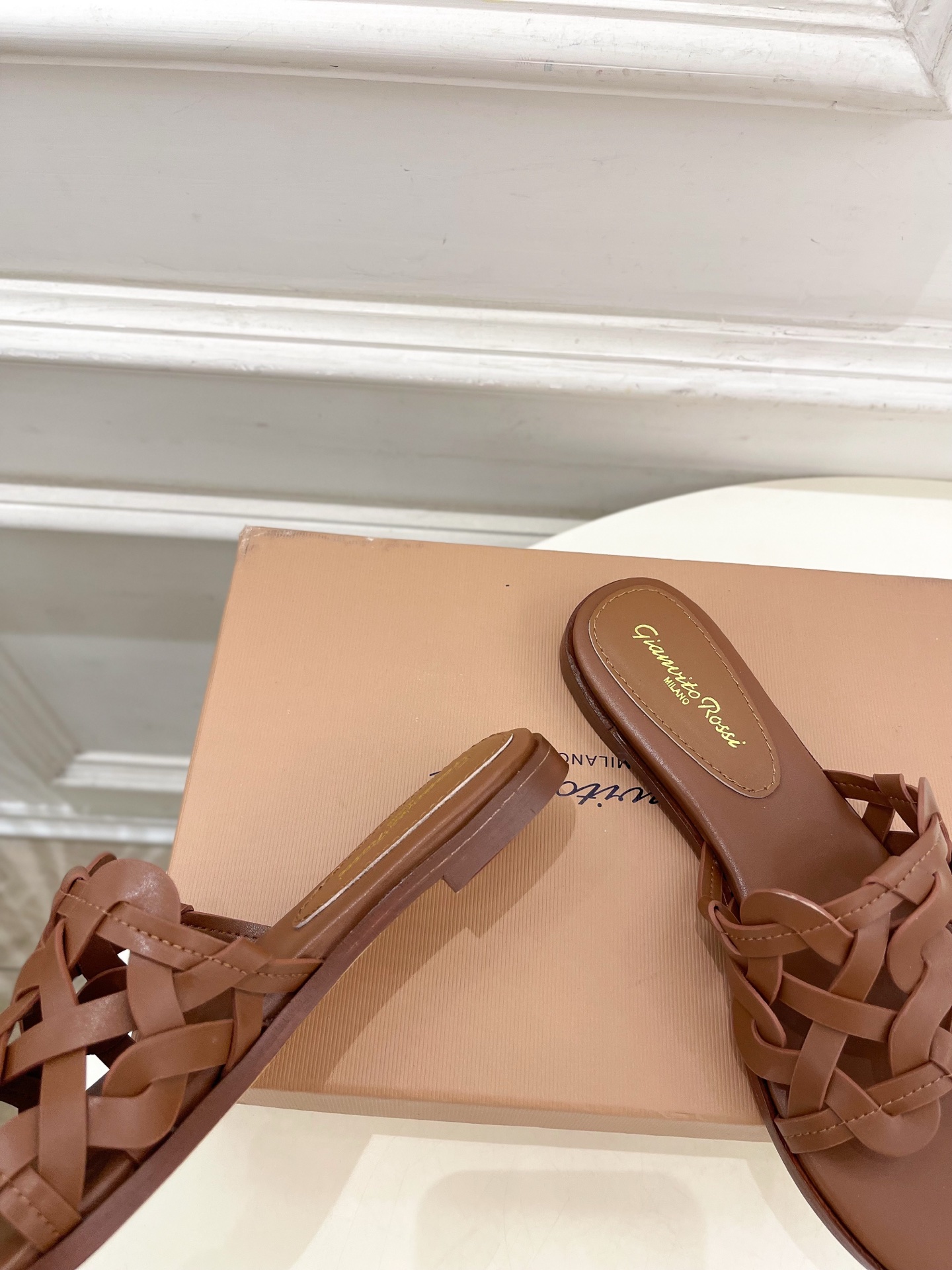 Gianvito Rossi｜吉安维托·罗西  25𝐬𝐬

2025春夏新品 GR法式编织镂空凉拖 火爆