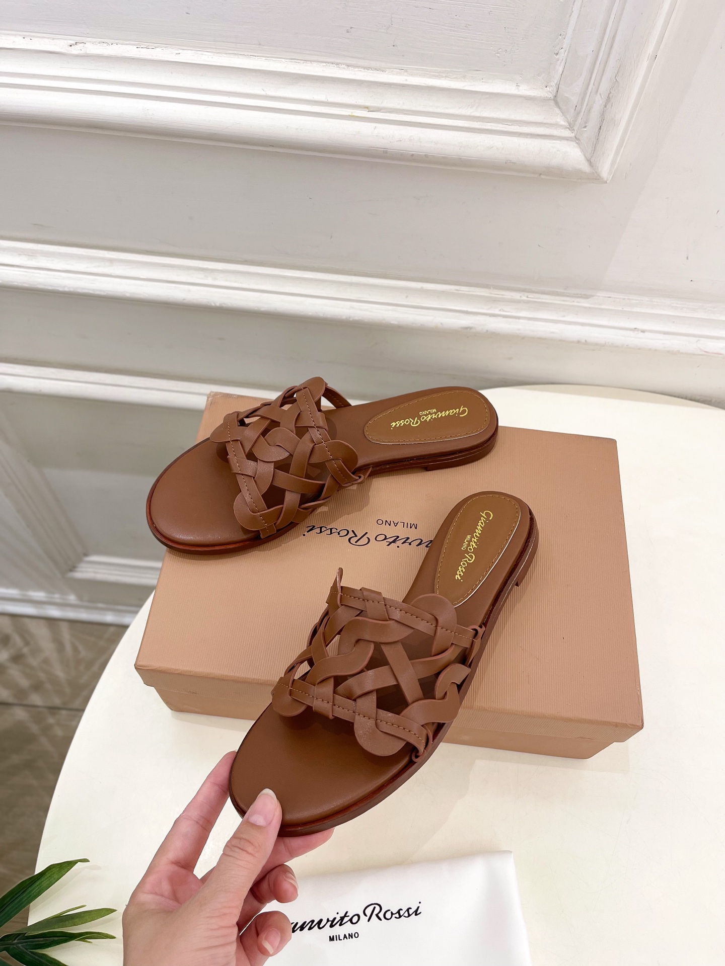Gianvito Rossi｜吉安维托·罗西  25𝐬𝐬

2025春夏新品 GR法式编织镂空凉拖 火爆