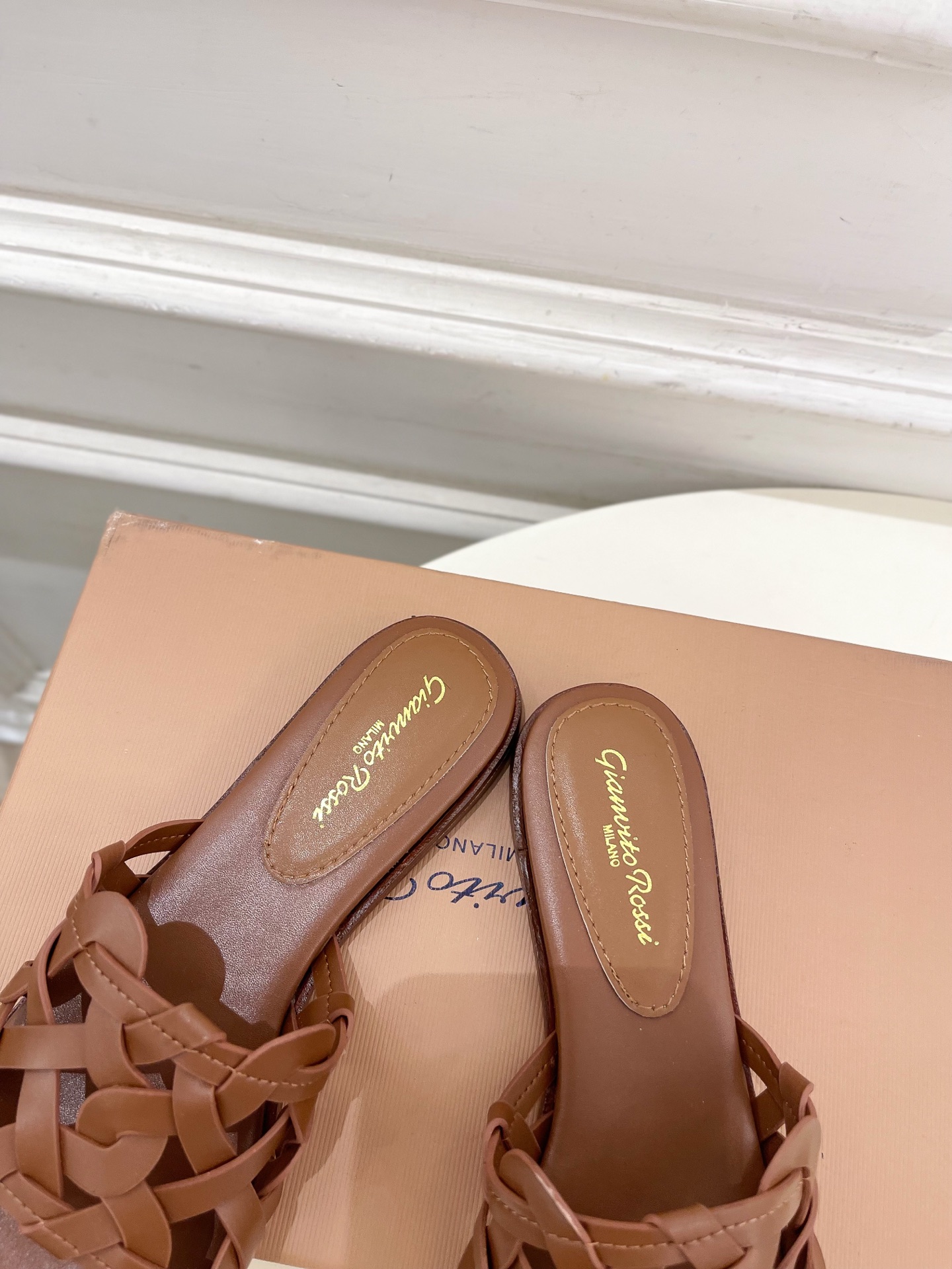Gianvito Rossi｜吉安维托·罗西  25𝐬𝐬

2025春夏新品 GR法式编织镂空凉拖 火爆