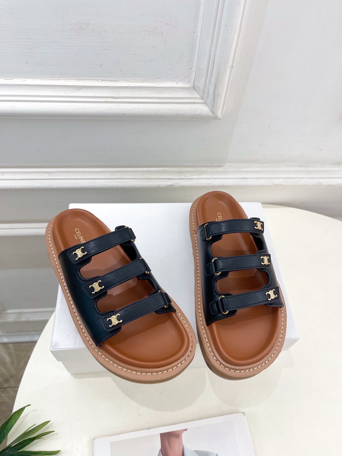 CELINE  | 赛琳  25𝐬𝐬 

💛2025 春夏最新爆款 凯旋门三带魔术贴拖鞋系列 上新！

