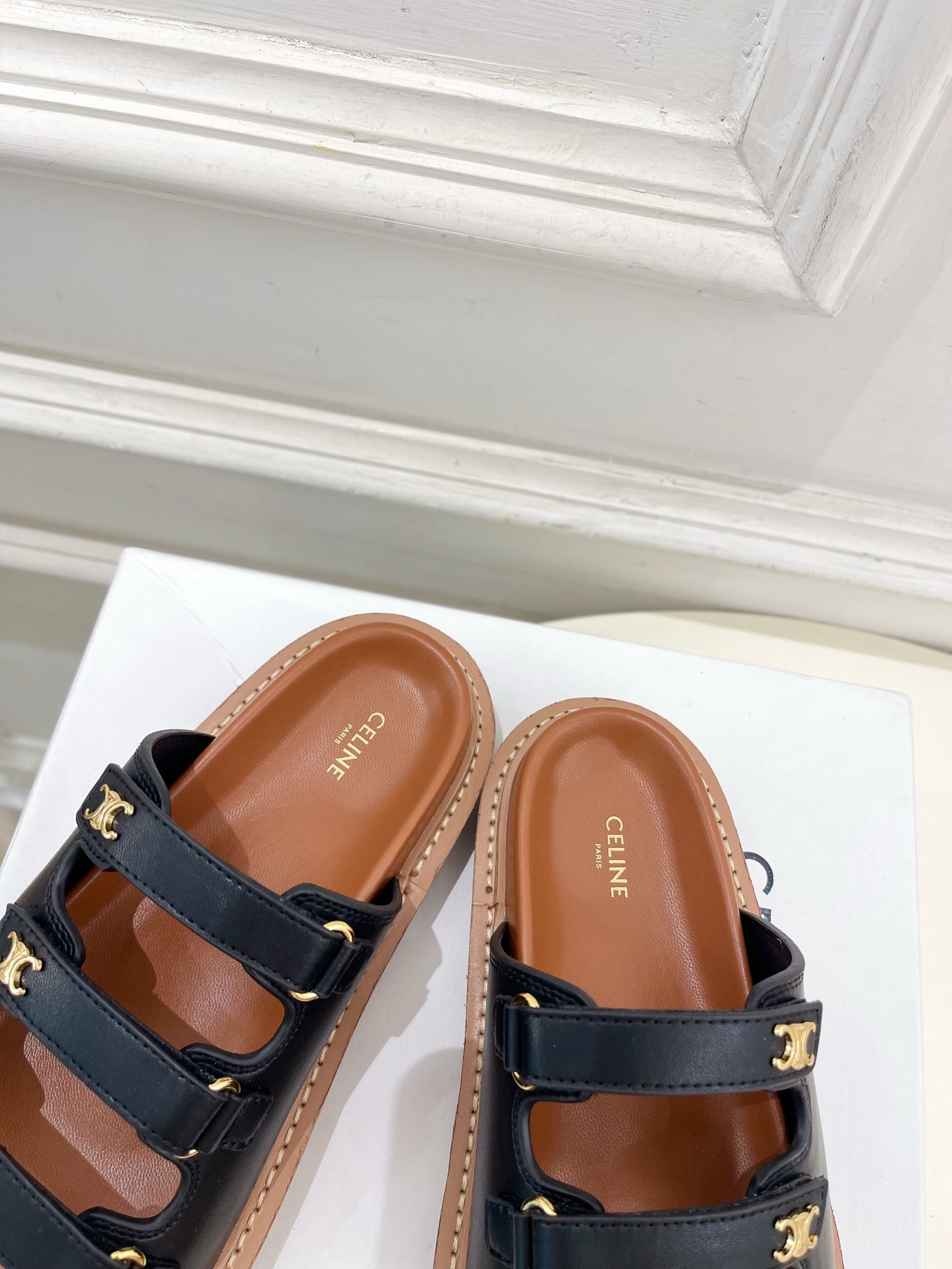 CELINE  | 赛琳  25𝐬𝐬 

💛2025 春夏最新爆款 凯旋门三带魔术贴拖鞋系列 上新！

