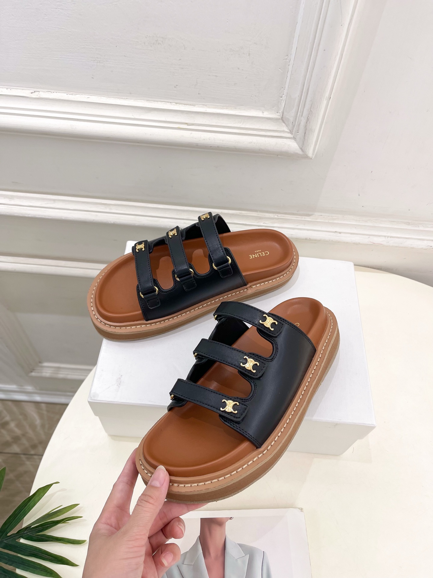 CELINE  | 赛琳  25𝐬𝐬 

💛2025 春夏最新爆款 凯旋门三带魔术贴拖鞋系列 上新！

