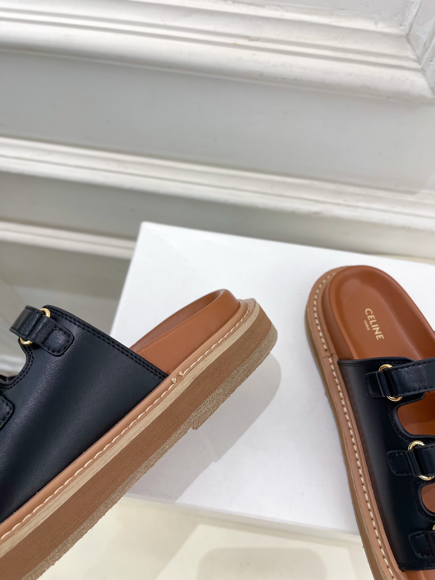 CELINE  | 赛琳  25𝐬𝐬 

💛2025 春夏最新爆款 凯旋门三带魔术贴拖鞋系列 上新！

