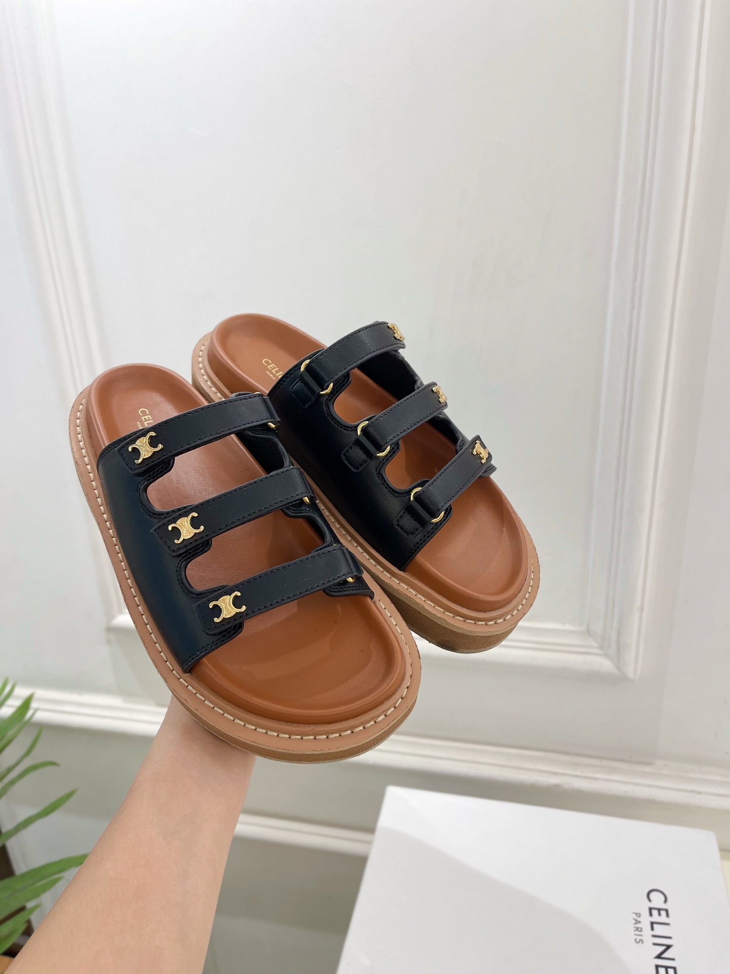 CELINE  | 赛琳  25𝐬𝐬 

💛2025 春夏最新爆款 凯旋门三带魔术贴拖鞋系列 上新！

